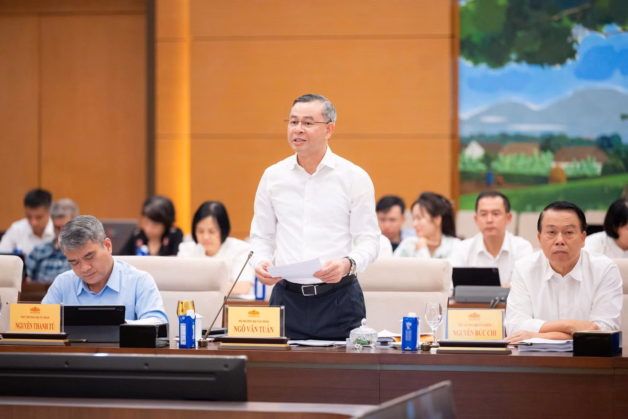 Bộ trưởng Bộ Tài chính Ngô Văn Tuấn trình bày Tờ trình của Chính phủ tại phiên họp,