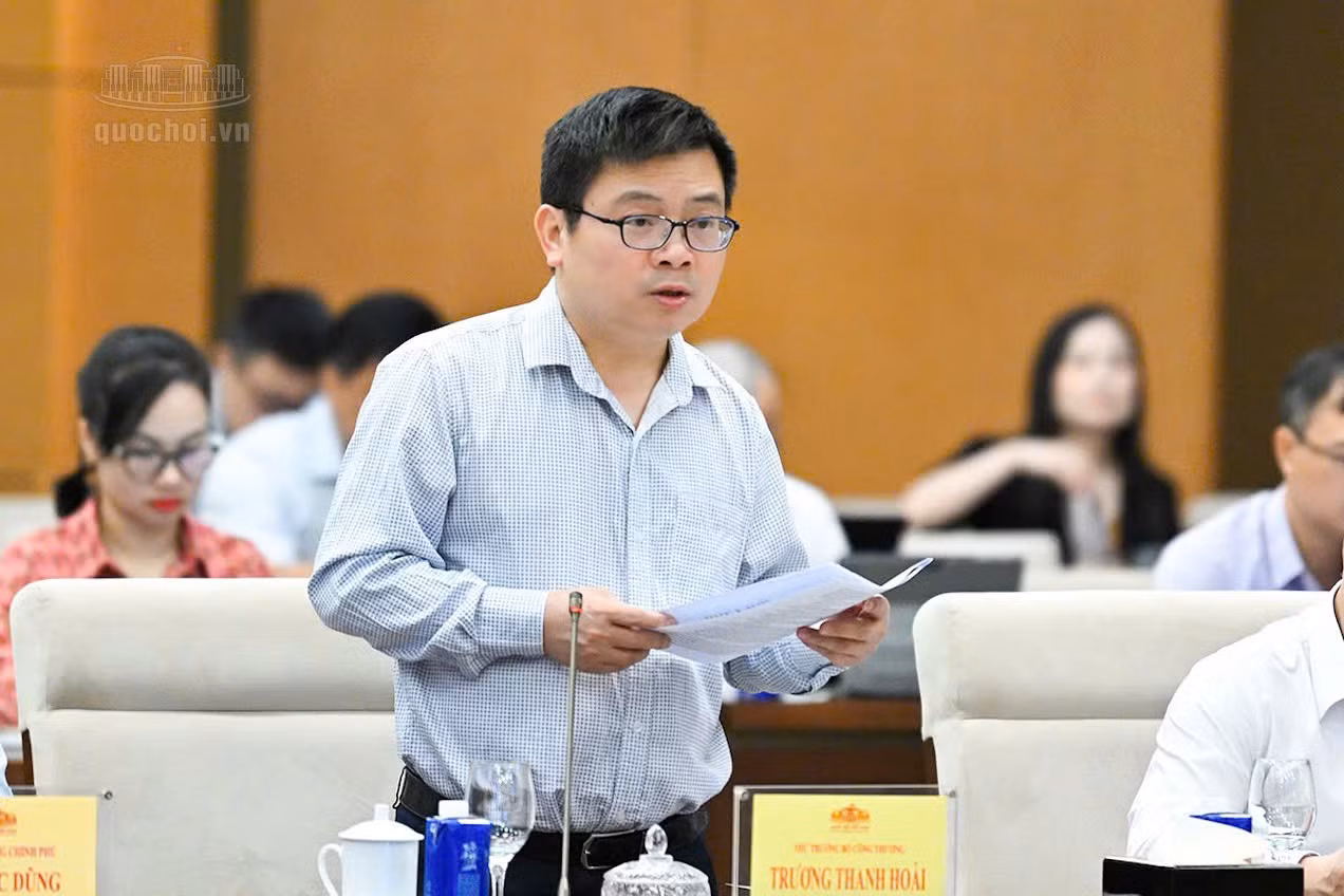 Thứ trưởng Bộ Công Thương Trương Thanh Hoài trình bày Tờ trình của Chính phủ tại phiên họp.