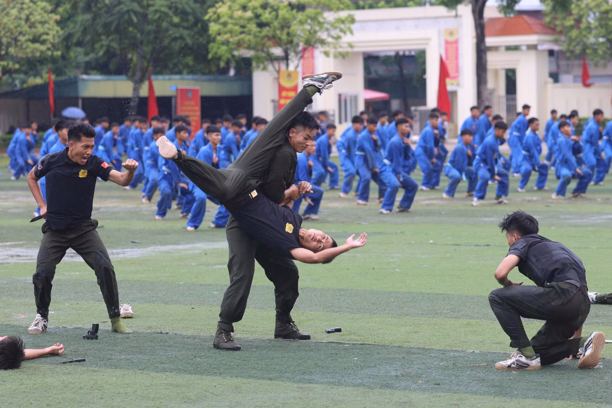 Các bài võ thuật, tình huống đối kháng được các chiến sĩ mới thực hiện trong nội dung báo cáo kết quả khóa huấn luyện.