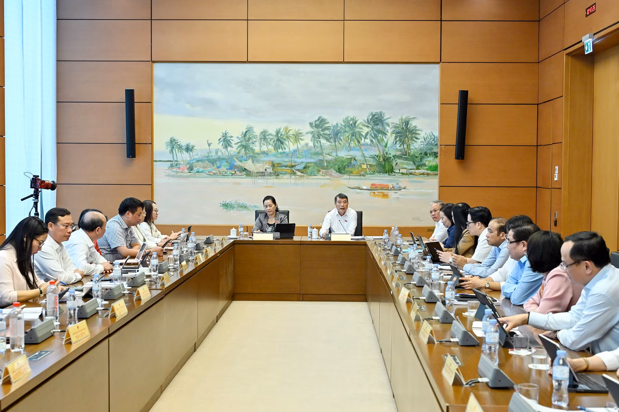Quang cảnh phiên họp tại tổ 11 (gồm Đoàn đại biểu Quốc hội TP Hải Phòng và tỉnh Quảng Ngãi).