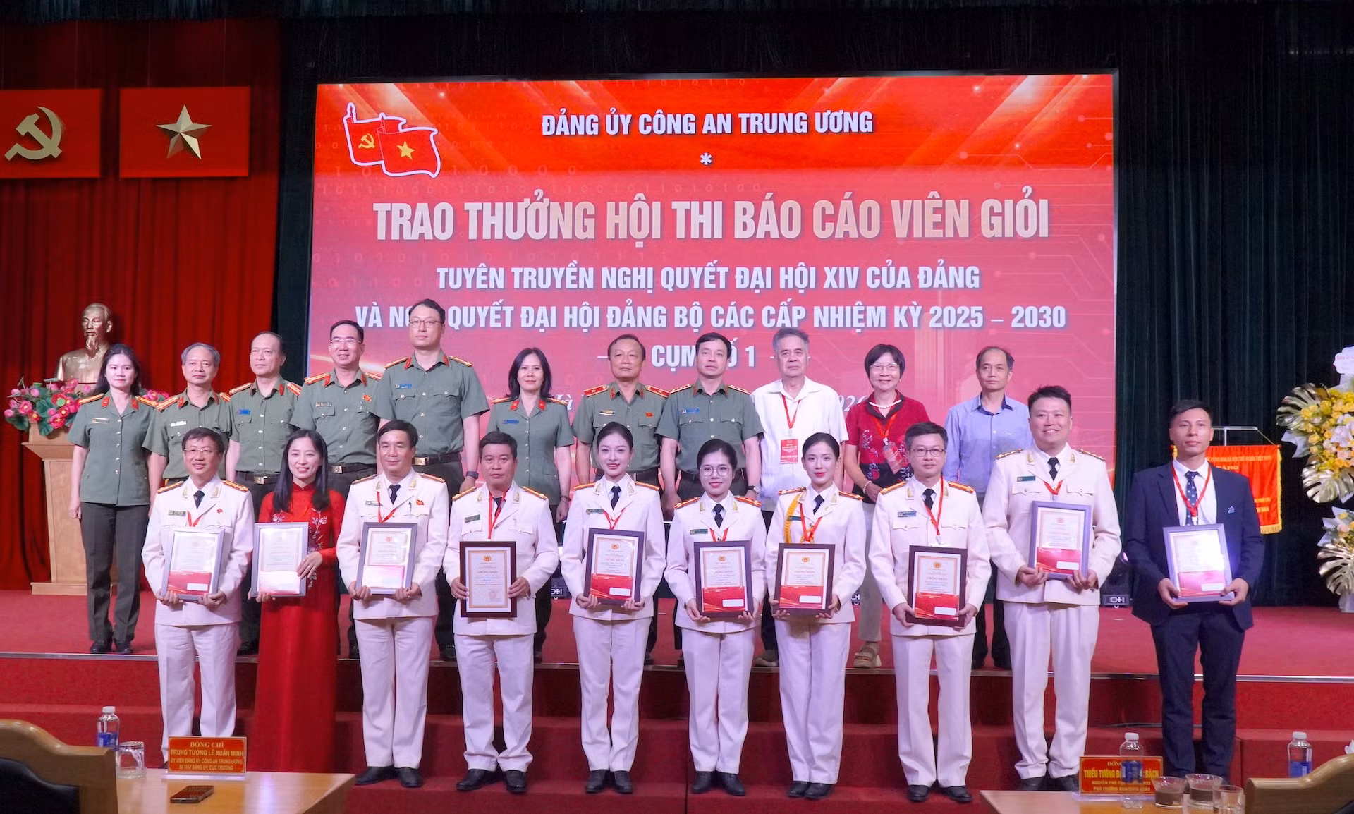 Ban Tổ chức cùng các đại biểu và báo cáo viên chụp ảnh lưu niệm tại Cụm thi số 1.
