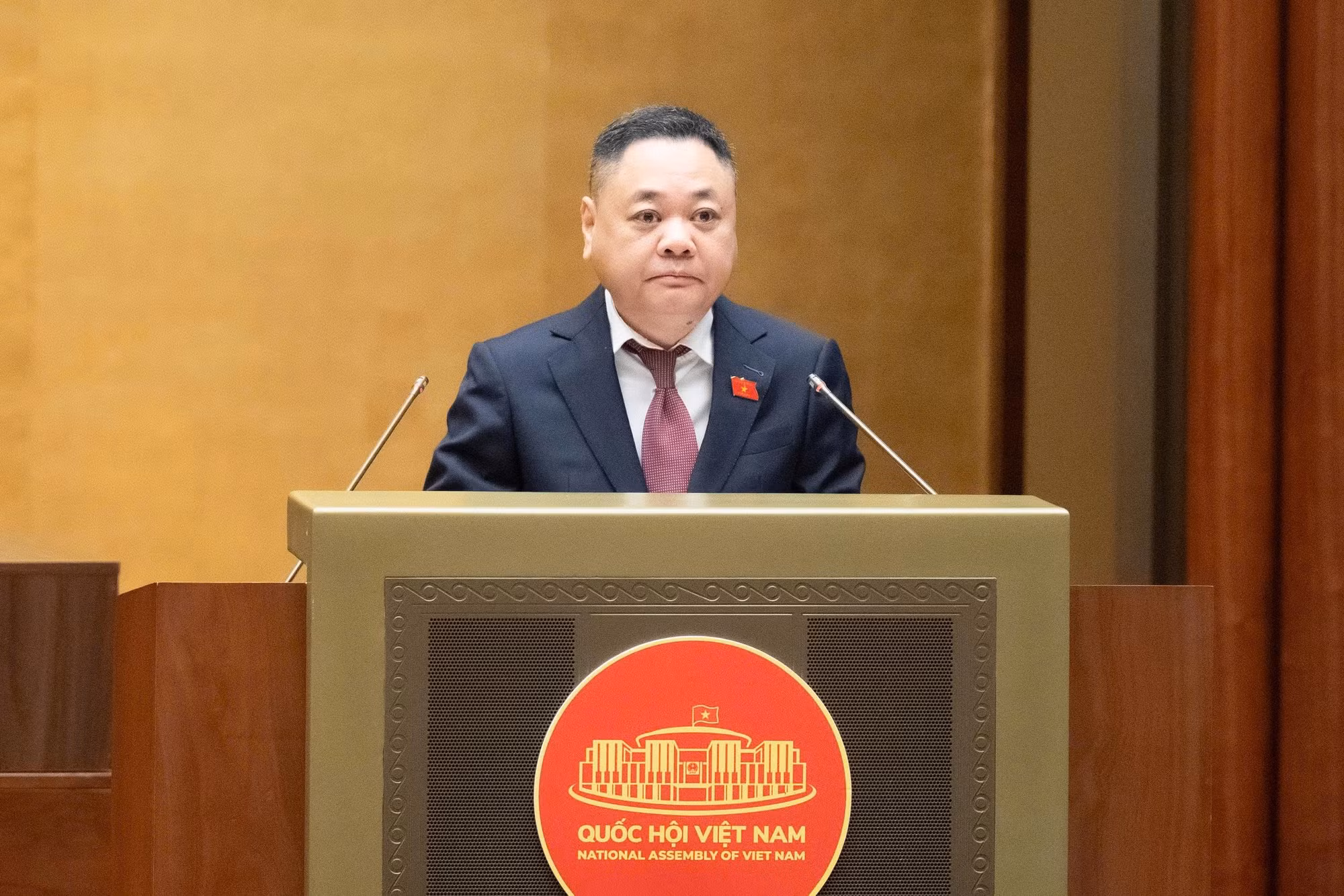 Phó Chủ nhiệm Ủy ban Kinh tế và Tài chính của Quốc hội Nguyễn Ngọc Bảo trình bày Báo cáo ý kiến về định hướng chính sách sửa đổi Luật Kinh doanh bất động sản.