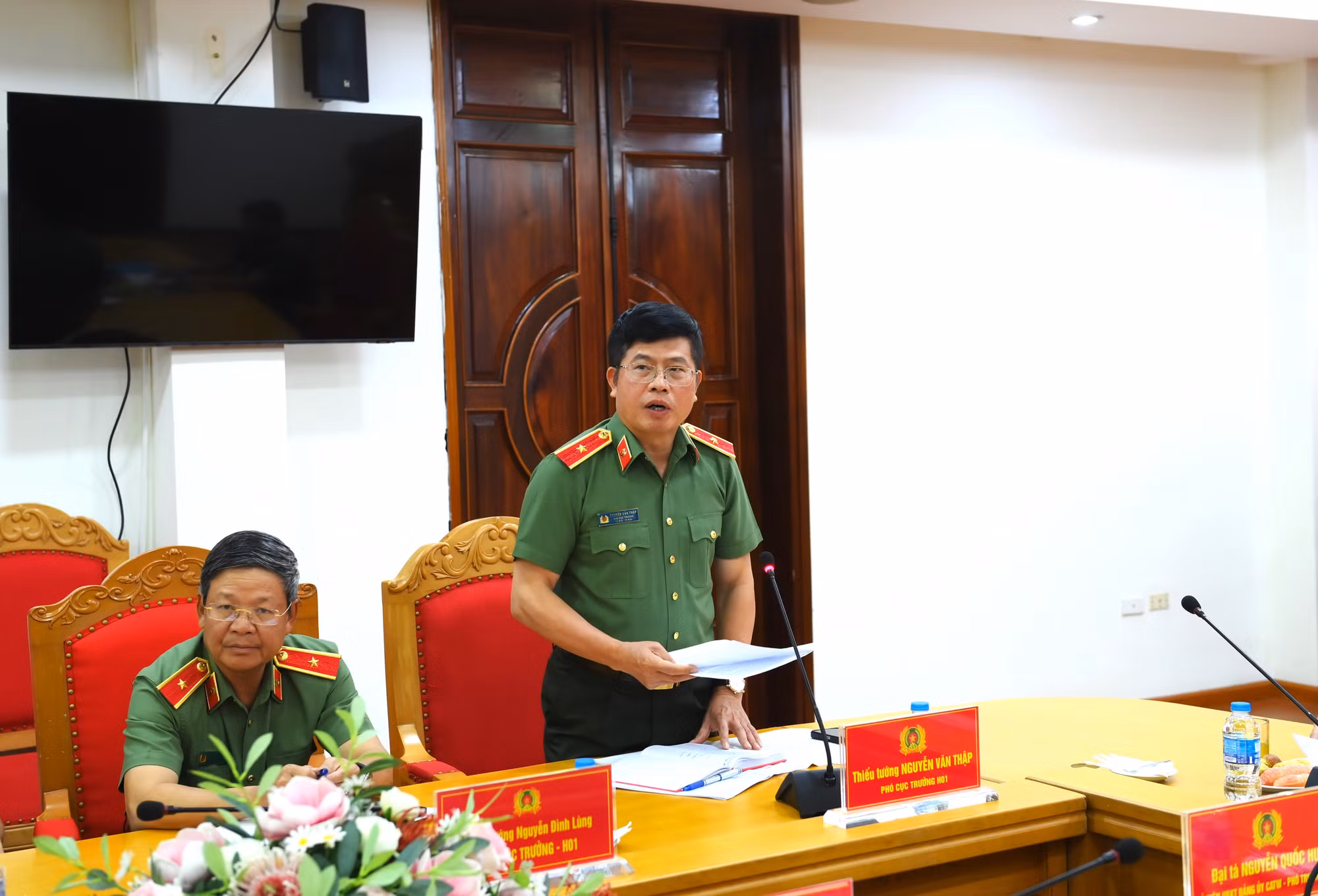 Thiếu tướng Nguyễn Văn Thập, Phó Bí thư Đảng ủy, Phó Cục trưởng Cục Kế hoạch và tài chính phát biểu tại hội nghị.