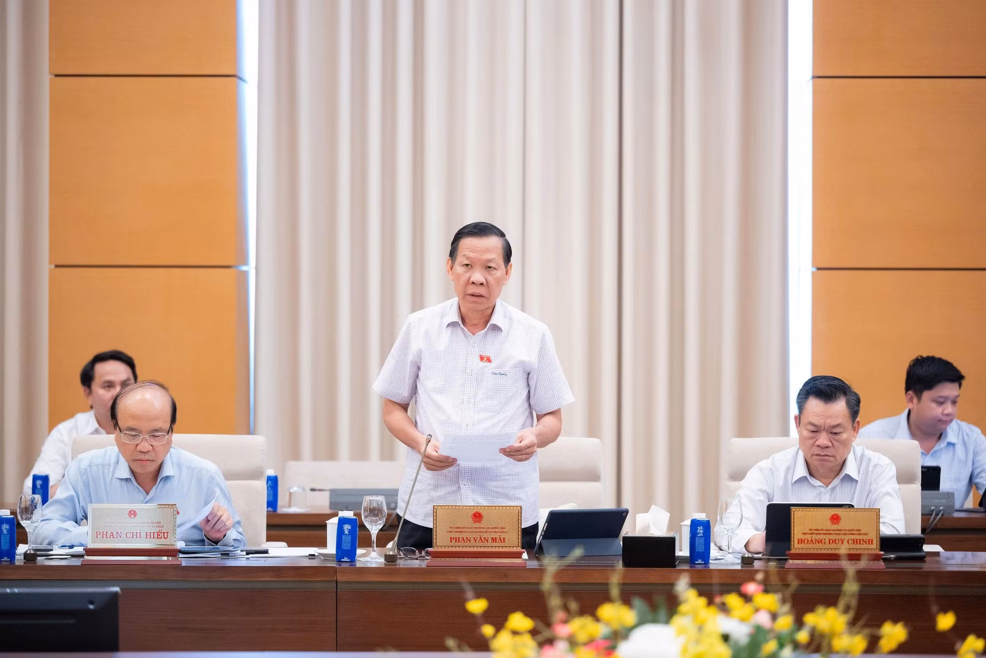 Chủ nhiệm Ủy ban Kinh tế và Tài chính Phan Văn Mãi phát biểu tại phiên họp.