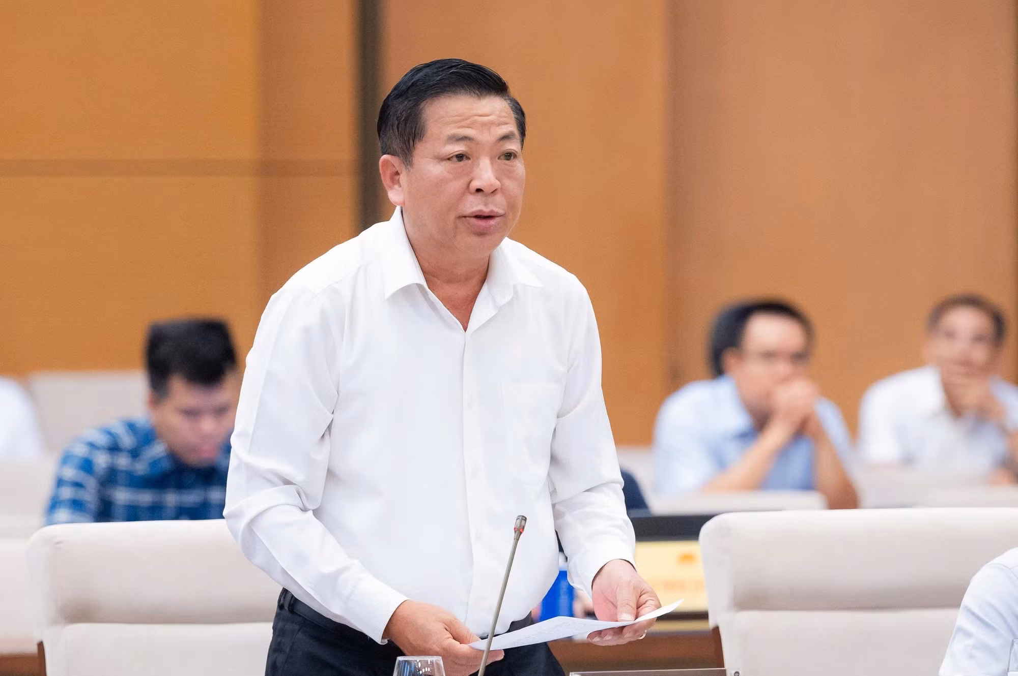Bộ trưởng Bộ Xây dựng Trần Hồng Minh phát biểu tại phiên họp.