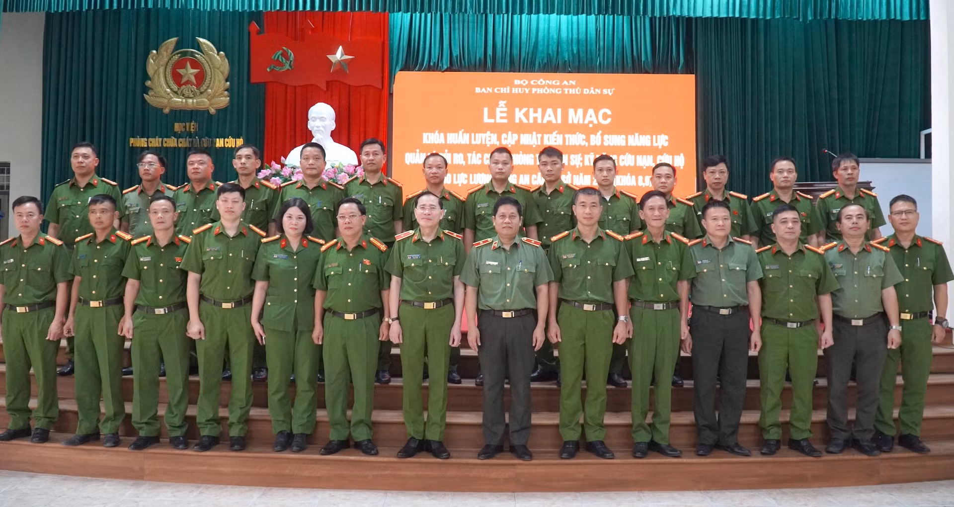 Các đại biểu dự lễ khai giảng cùng đại diện các học viên.