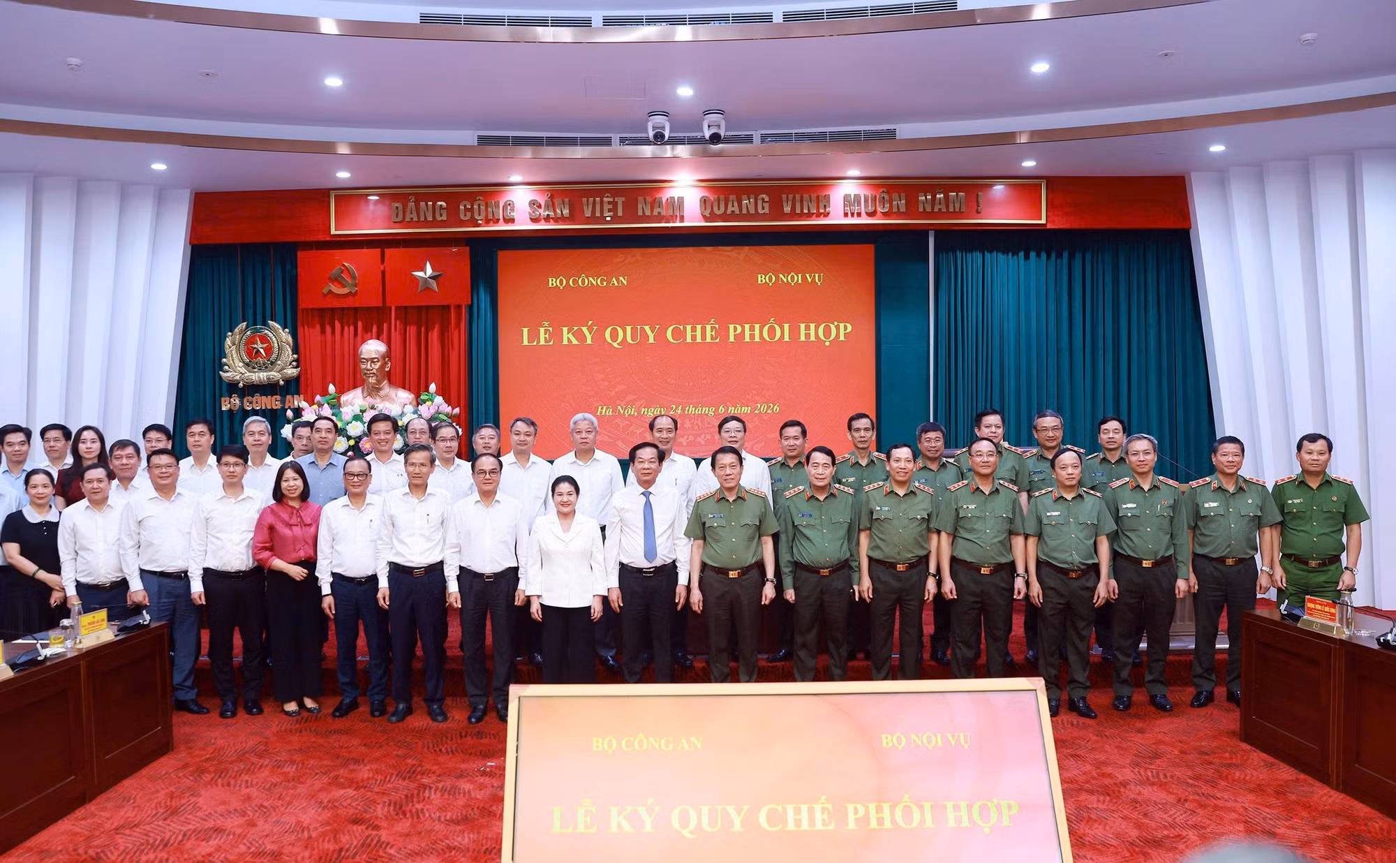 Bộ trưởng Lương Tam Quang cùng các đại biểu dự buổi lễ.