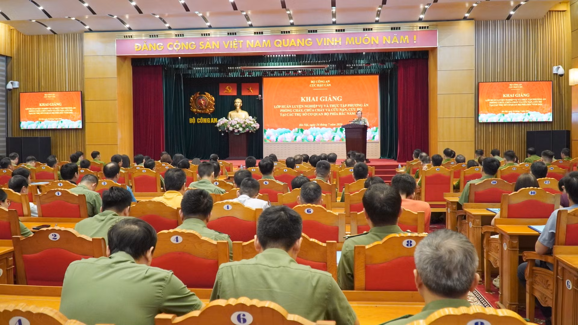 Quang cảnh lễ khai giảng lớp huấn luyện.