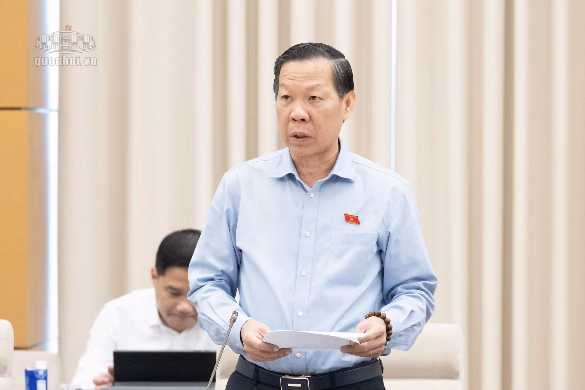 Chủ nhiệm UBKTTC Phan Văn Mãi trình bày Báo cáo thẩm tra tại phiên họp.
