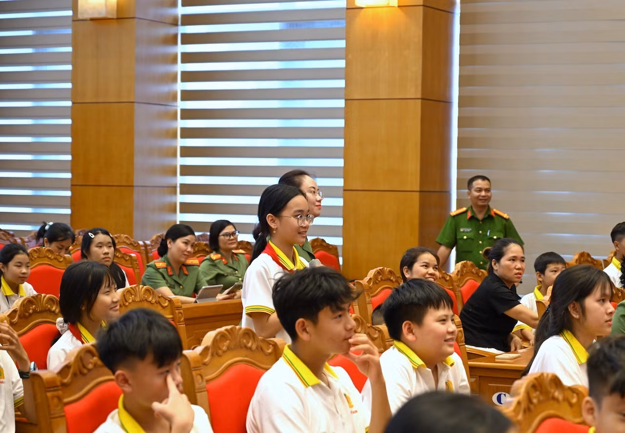 Các cháu thiếu nhi hào hứng với hoạt động giao lưu tại chương trình.