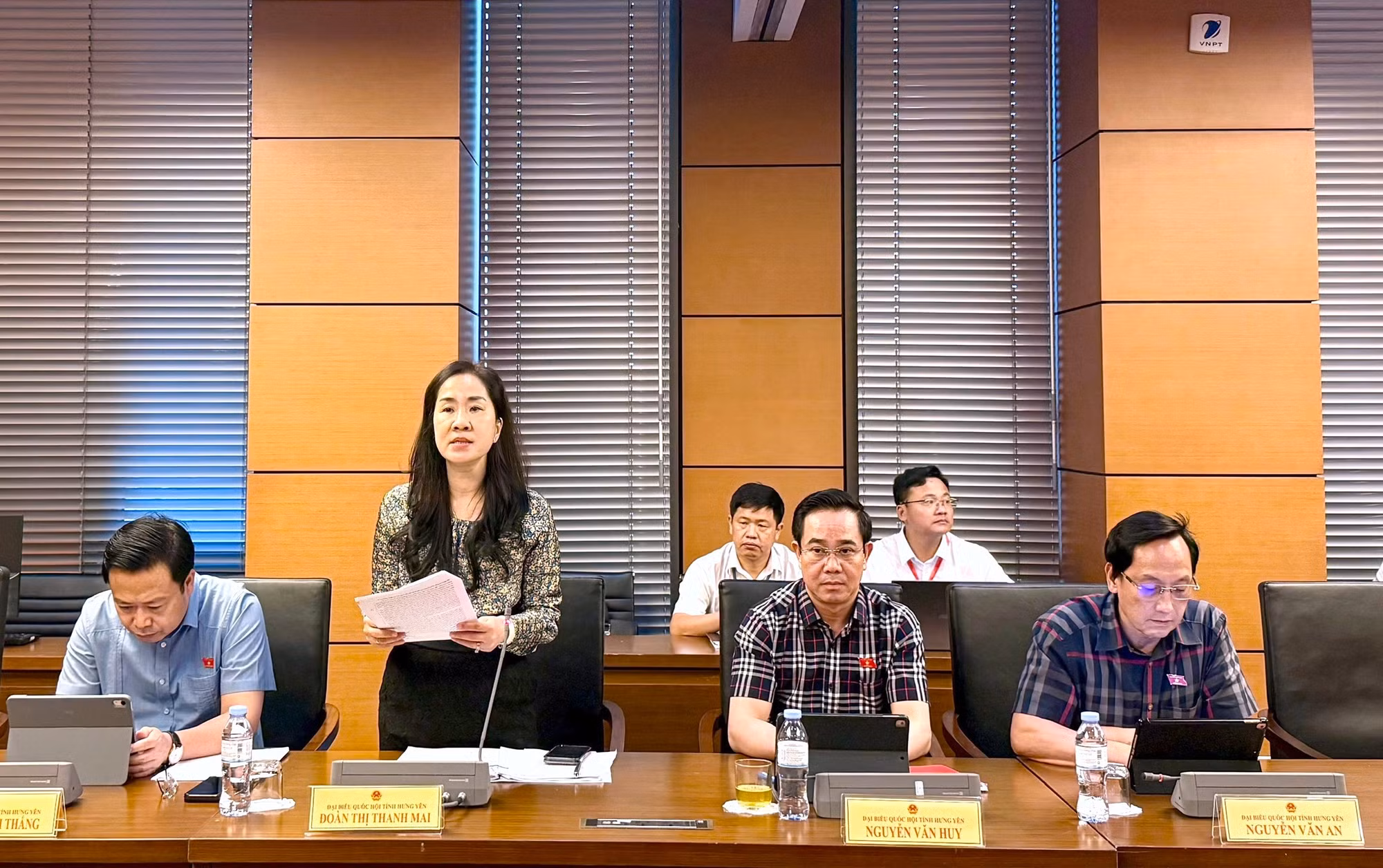 Đại biểu Quốc hội Đoàn Thị Thanh Mai (Đoàn Hưng Yên) thảo luận tại tổ chiều 19/8.