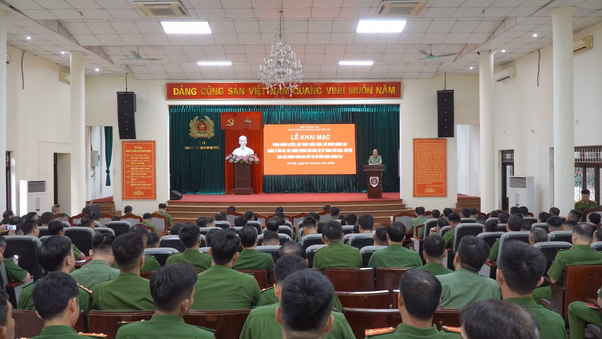Quang cảnh buổi lễ khai giảng.