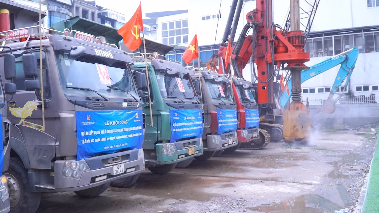 Ngay sau lễ khởi công, đơn vị thi công đã vận hành máy móc, triển khai dự án.