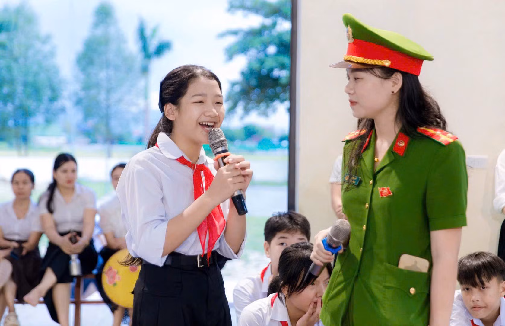 phu-nu-cong-an-xa-huong-son-tinh-ha-tinh-tuyen-truyen-pho-bien-phap-luat-toi-cac-em-hoc-sinh-tren-dia-ban.jpg