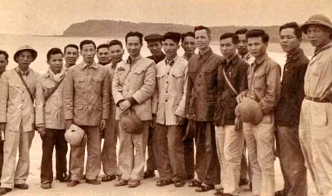 Thứ trưởng Viễn Chi (người đứng thứ tư, hàng đầu, từ trái sang) dẫn đầu đoàn cán bộ Bộ Công an vào Đông Hà – Quảng Trị. Ảnh chụp tháng 3/1972 ( ảnh tư liệu).