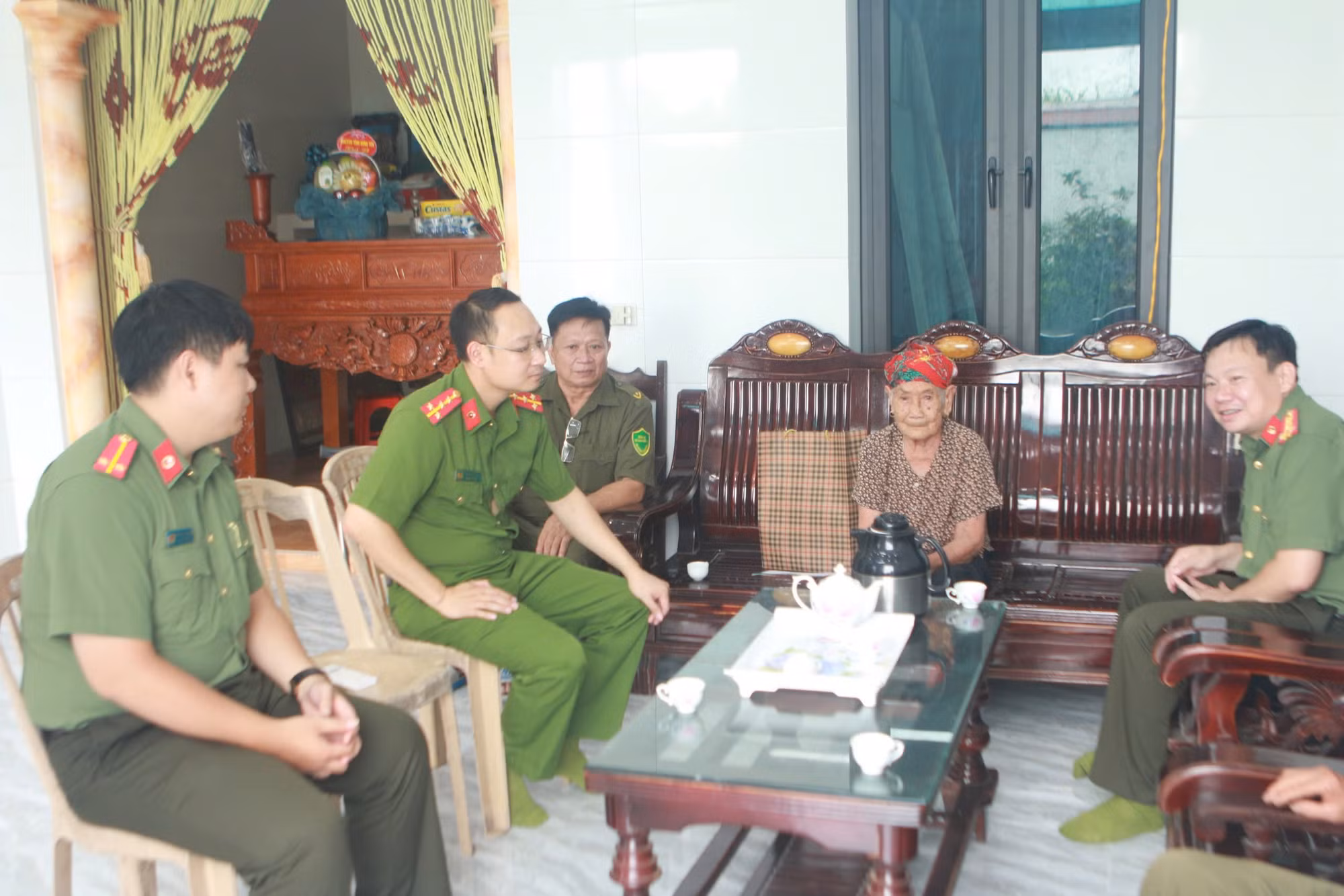 Đoàn công tác tới thăm, tặng quà cho Mẹ Việt Nam Anh hùng tại xã Tây Thái Ninh, tỉnh Hưng Yên.