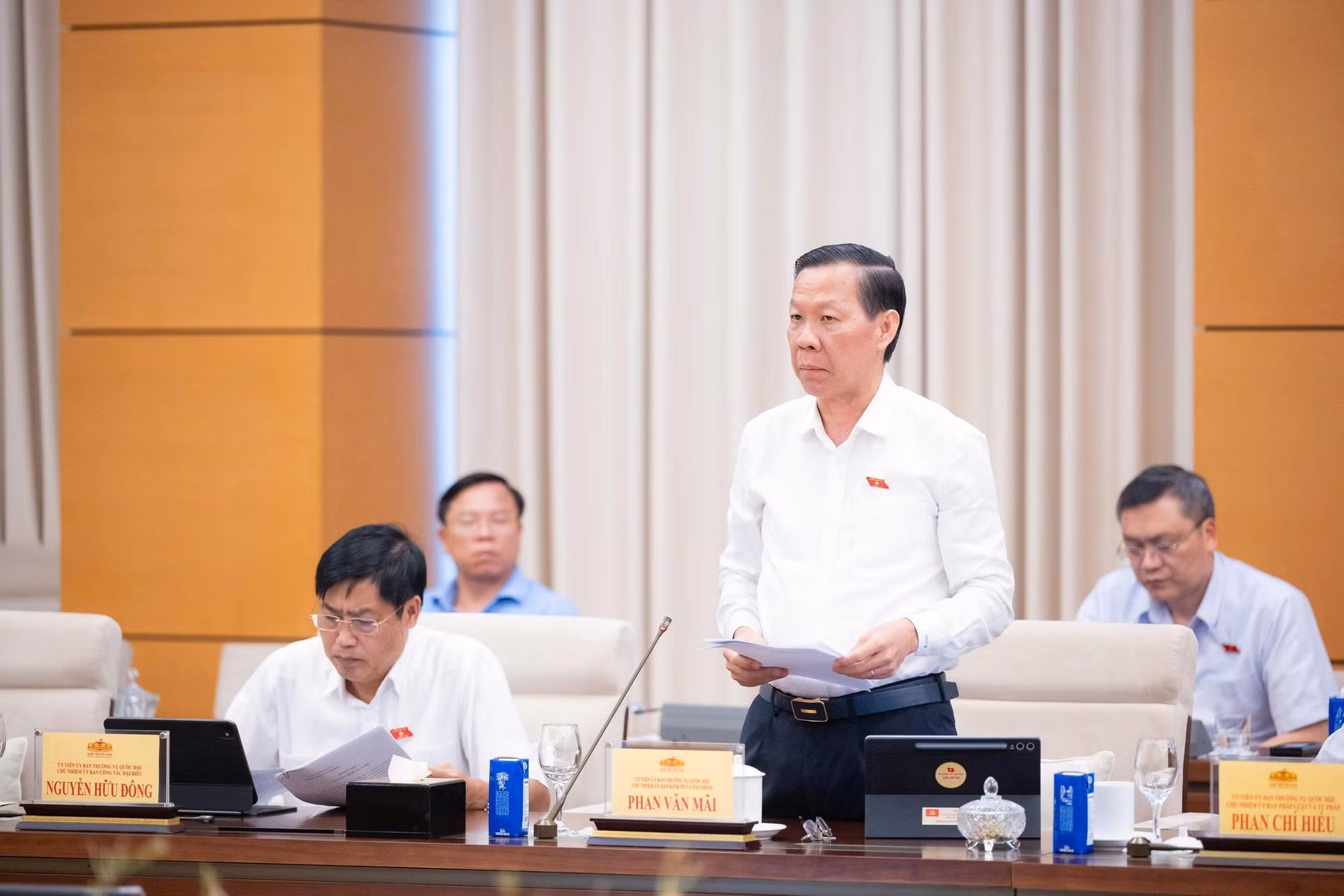 Chủ nhiệm Ủy ban Kinh tế và Tài chính Phan Văn Mãi phát biểu tại phiên họp.
