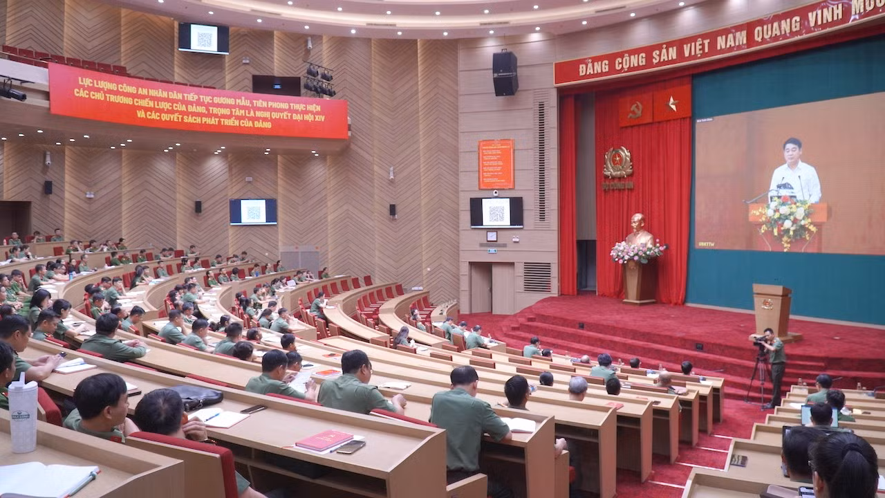 Đồng chí Nghiêm Xuân Thành, Ủy viên Trung ương Đảng, Phó chủ nhiệm Ủy ban Kiểm tra Trung ương phát biểu tại hội nghị.