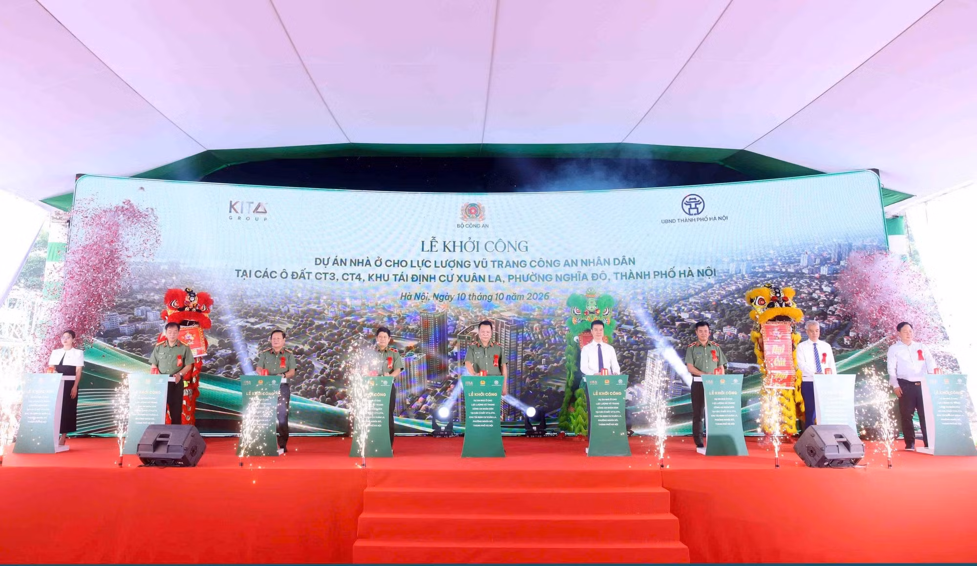 Các đại biểu thực hiện nghi thức khởi công dự án.