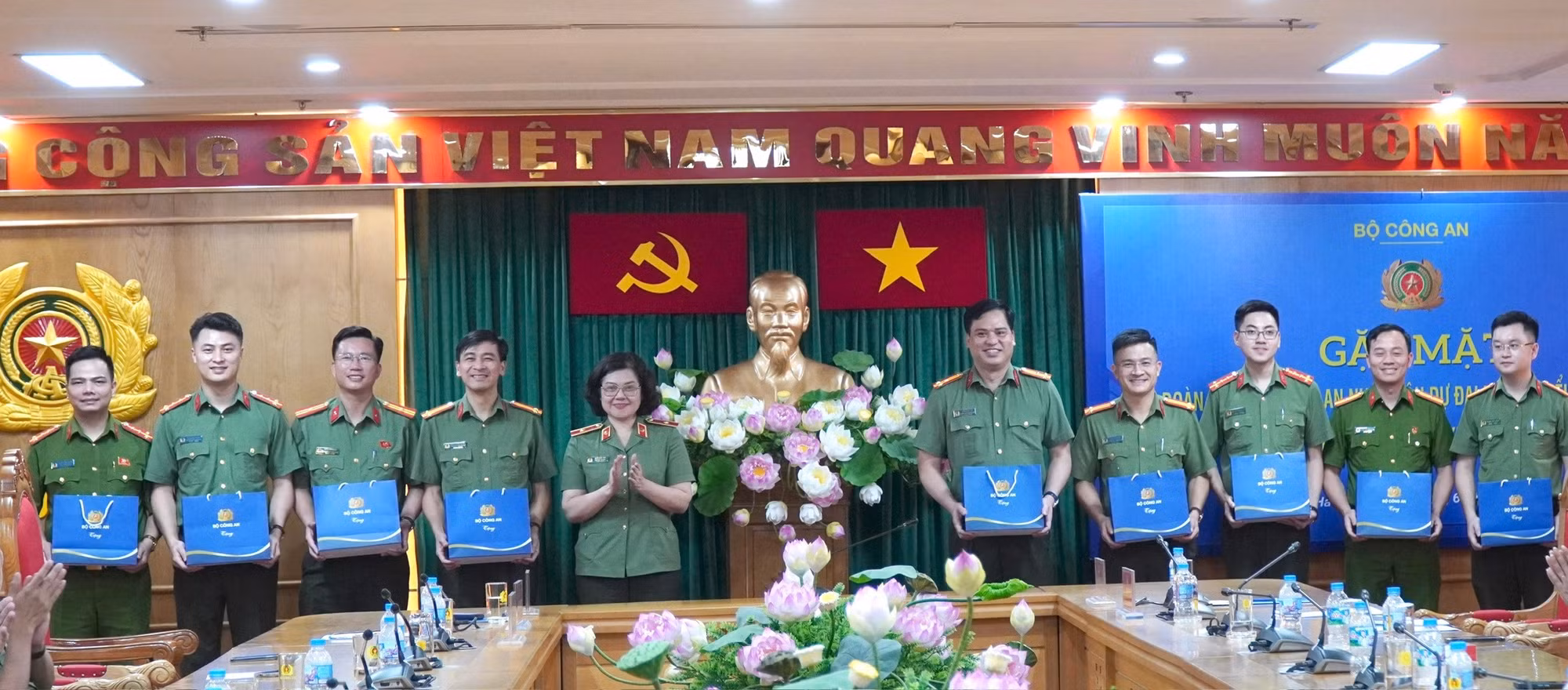 Thừa ủy quyền, Thiếu tướng Ngô Hoài Thu trao quà của Bộ trưởng Lương Tam Quang tặng Đoàn đại biểu CAND tham dự Đại hội Đoàn toàn quốc lần thứ XIII.
