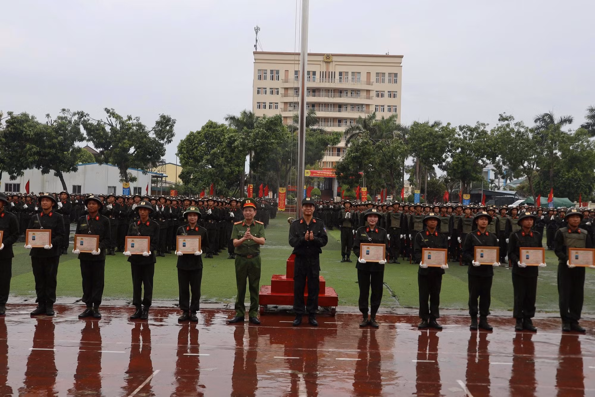 Đại tá Nguyễn Văn Trầm và Đại tá Lê Đình Luân, Giám đốc Trung tâm Huấn luyện, bồi dưỡng nghiệp vụ và giáo dục nghề nghiệp số 1 trao Chứng chỉ hoàn thành chương trình huấn luyện đầu khóa cho các chiến sĩ mới.