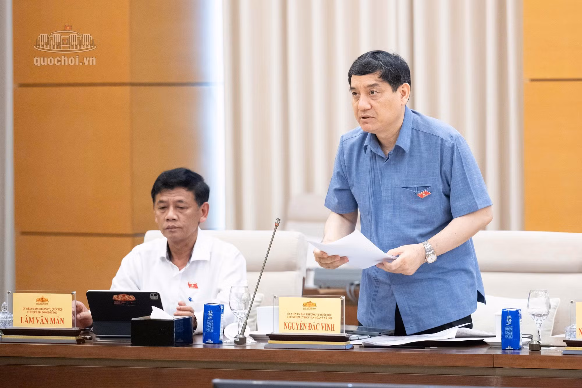 Chủ nhiệm UBVHXH Nguyễn Đắc Vinh trình bày Báo cáo tóm tắt thẩm tra dự án luật tại phiên họp.