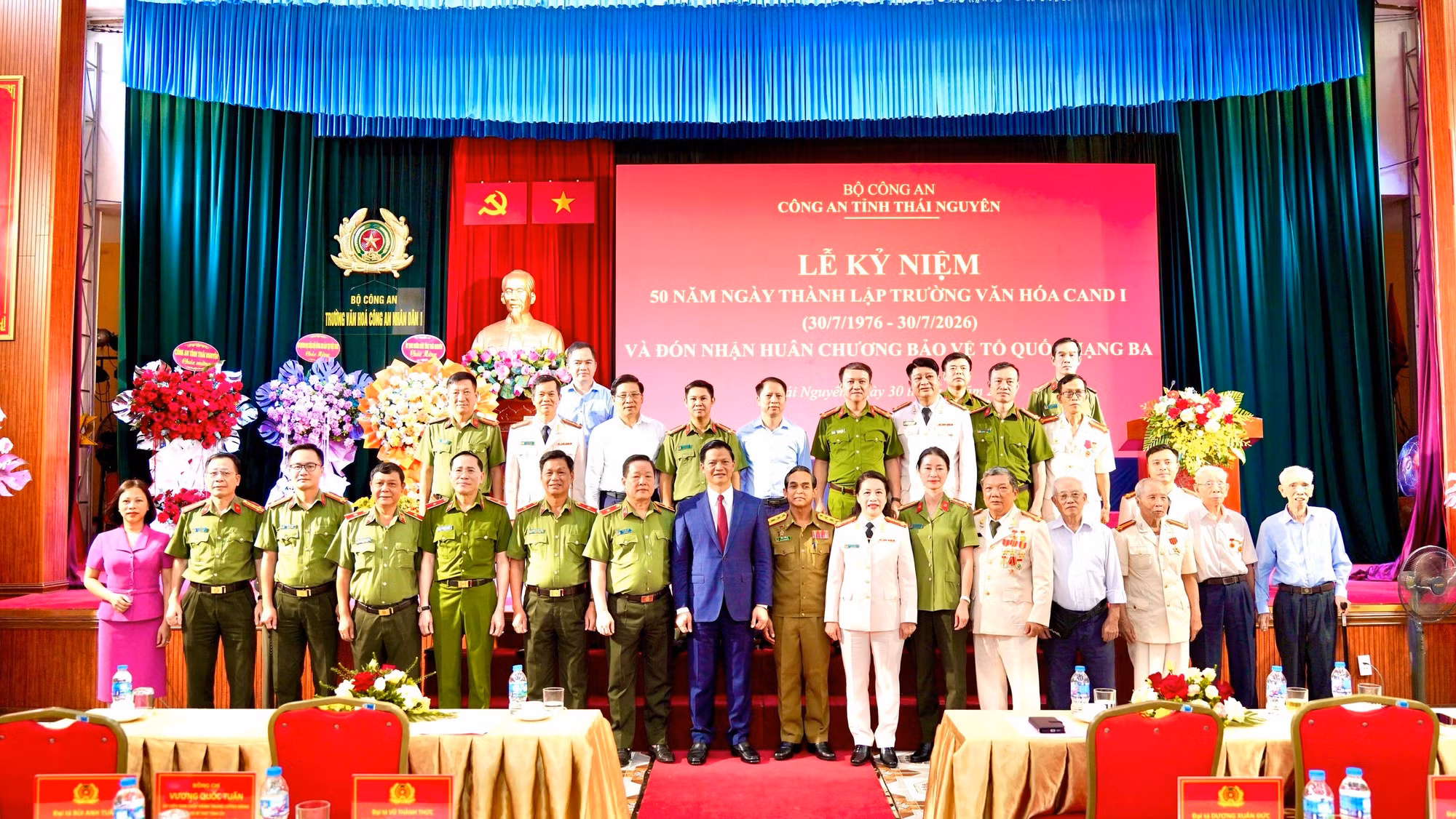 Các đại biểu chụp ảnh lưu niệm.