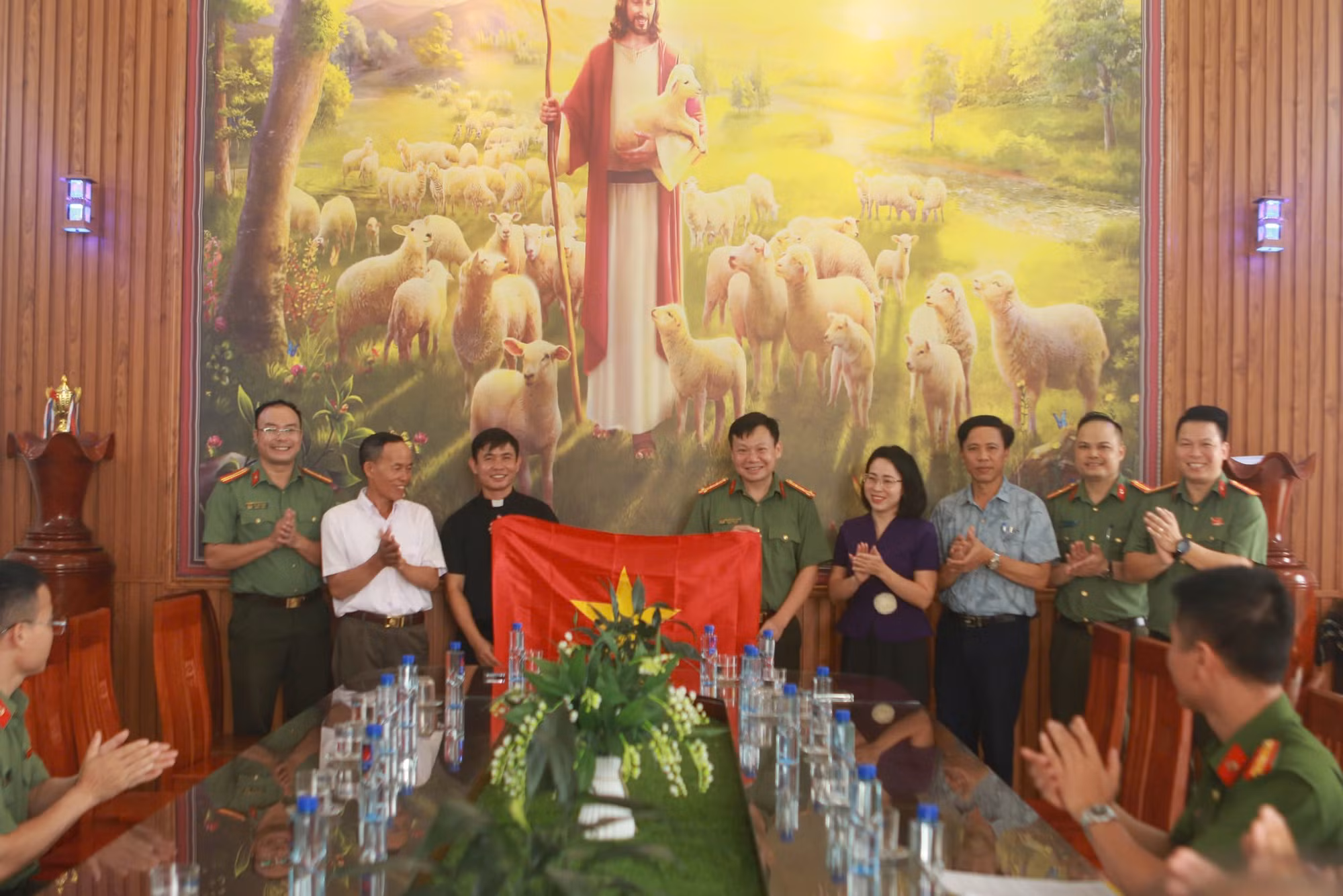 Đoàn công tác trao tặng cờ Tổ quốc cho bà con giáo dân.