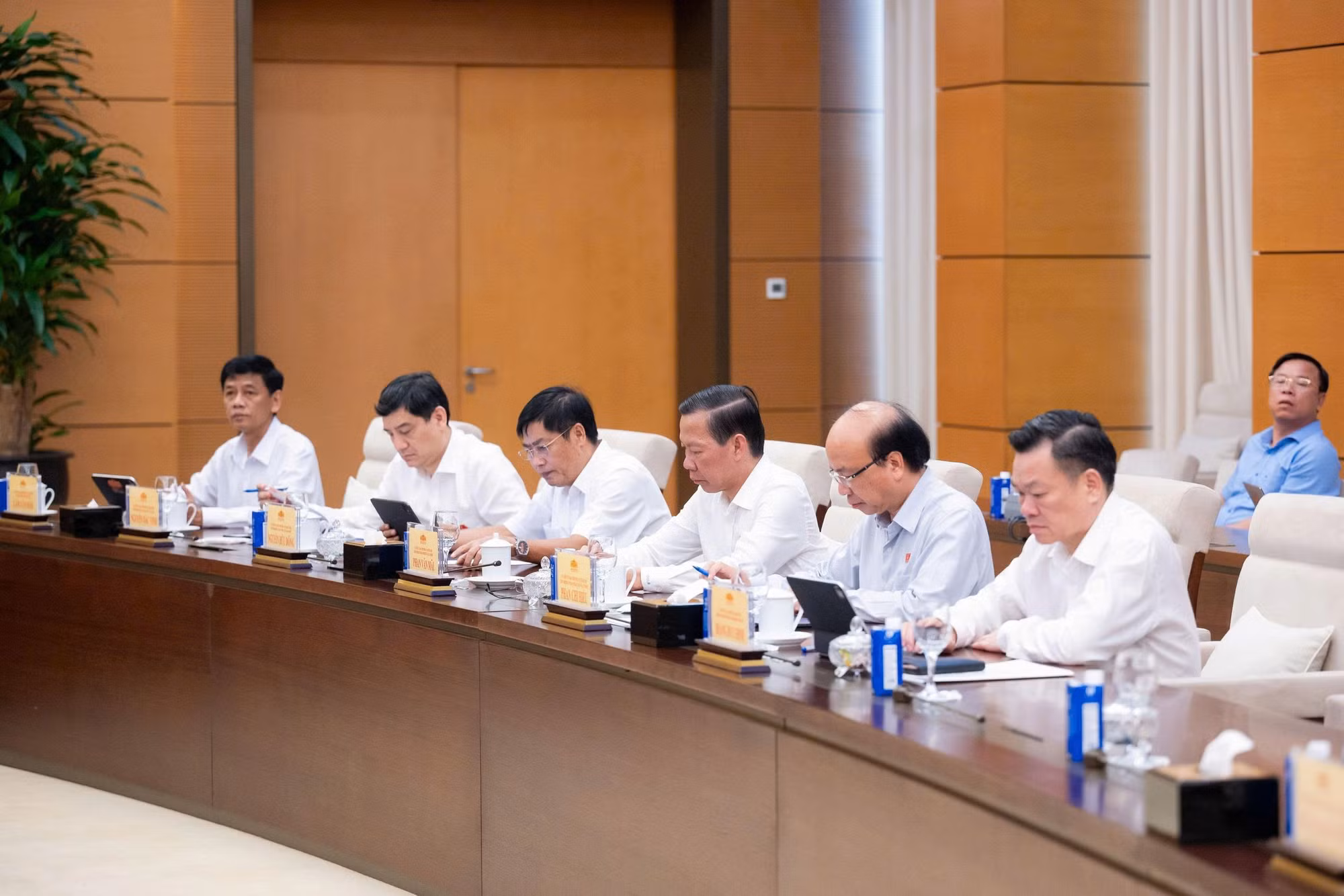 Các đại biểu tham dự phiên họp.