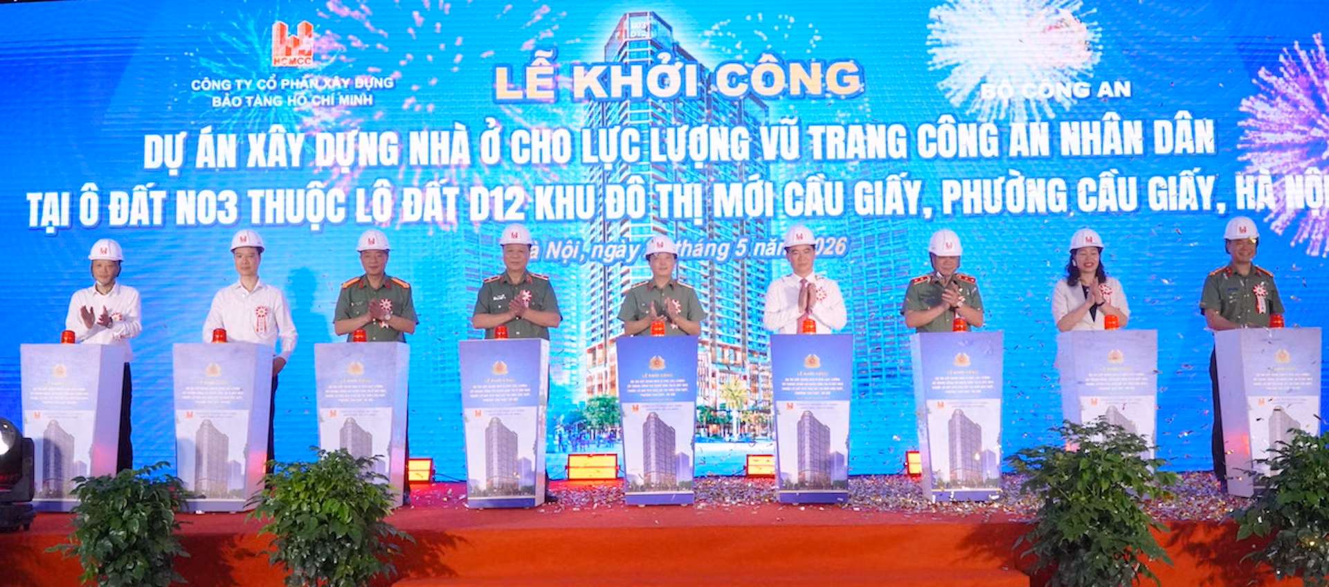 Thứ trưởng Đặng Hồng Đức cùng các đại biểu thực hiện nghi thức khởi công dự án.