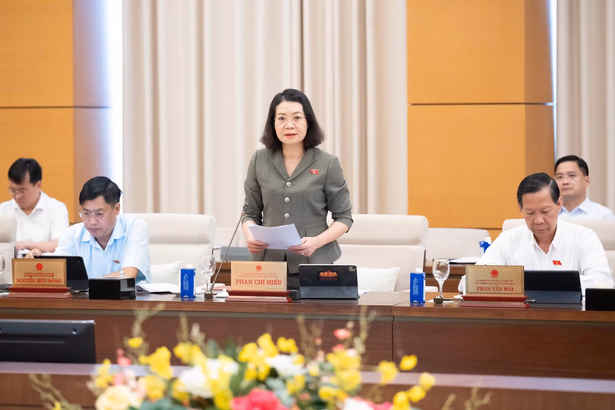Phó Chủ nhiệm UBPLTP Mai Thị Phương Hoa trình bày Báo cáo thẩm tra sơ bộ dự án Nghị quyết.