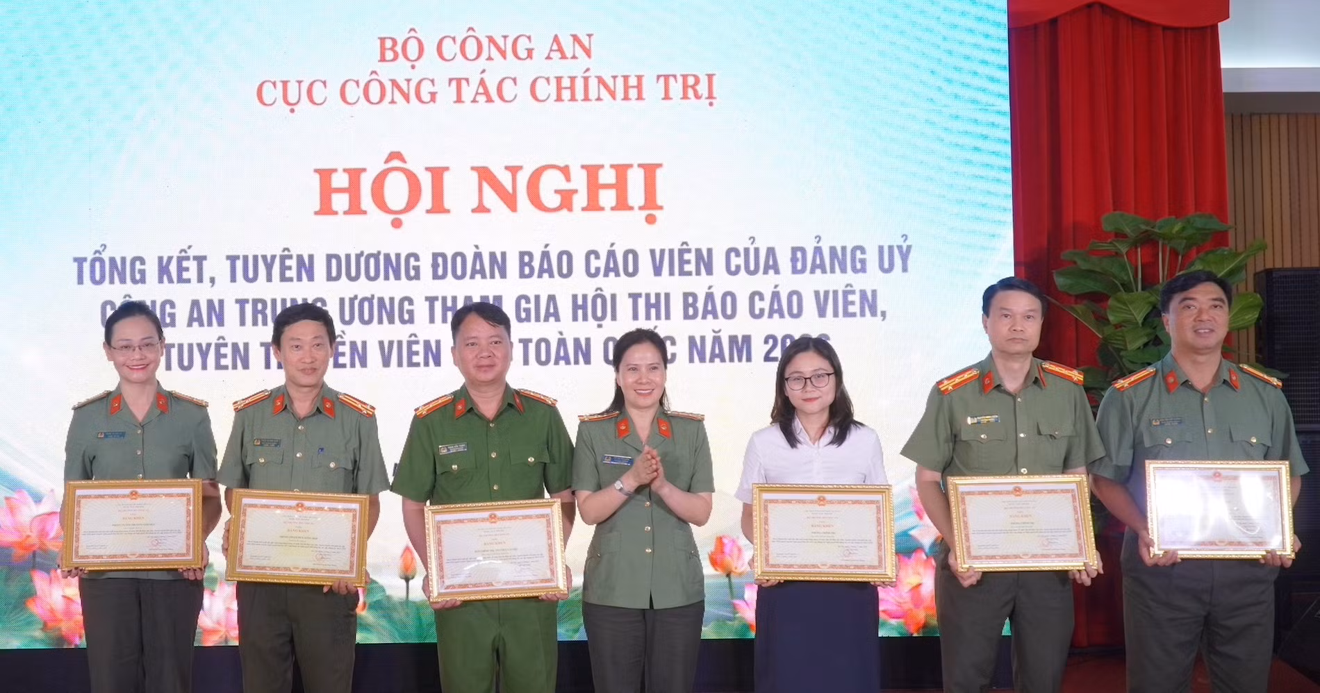 Đại tá Từ Thị Thu Hòa trao Bằng khen của Bộ Công an tặng các tập thể có thành tích xuất sắc.