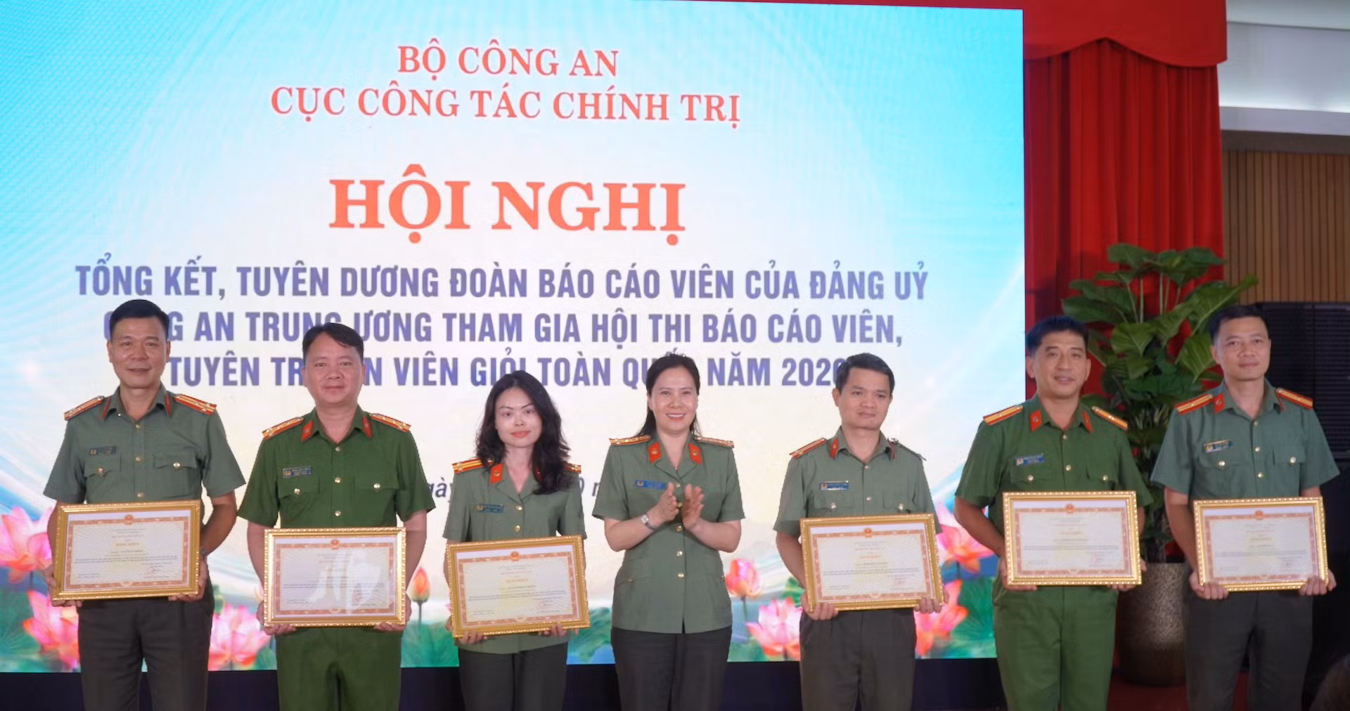 Đại tá Từ Thị Thu Hòa trao Bằng khen của Bộ Công an tặng các cá nhân có thành tích xuất sắc.