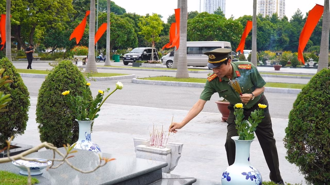 Cục Truyền thông CAND dâng hương tri ân các Anh hùng liệt sĩ ảnh 4