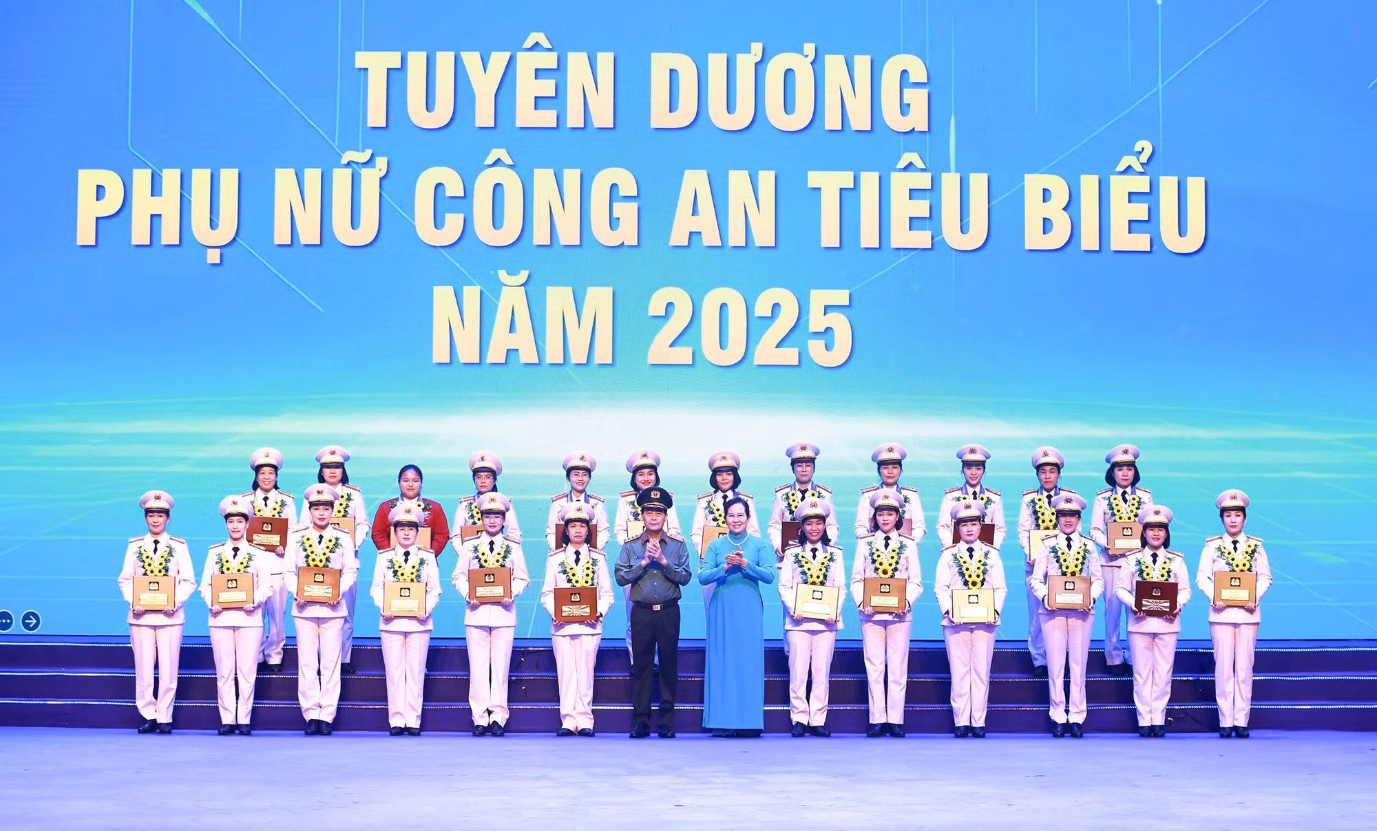 Thứ trưởng Lê Quốc Hùng và đồng chí Lê Thị Thủy trao thưởng tặng 25 gương Phụ nữ Công an tiêu biểu năm 2025.