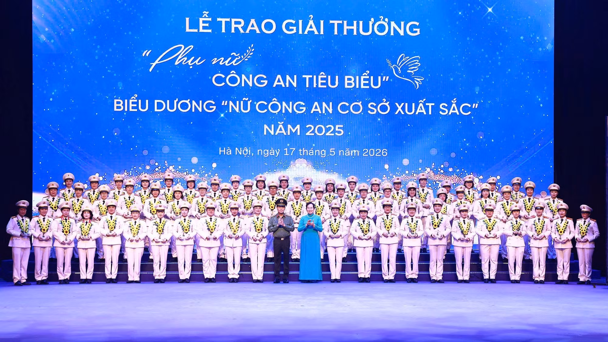 Thứ trưởng Lê Quốc Hùng và đồng chí Lê Thị Thủy trao biểu trưng tặng các nữ Công an cơ sở tiêu biểu năm 2025.