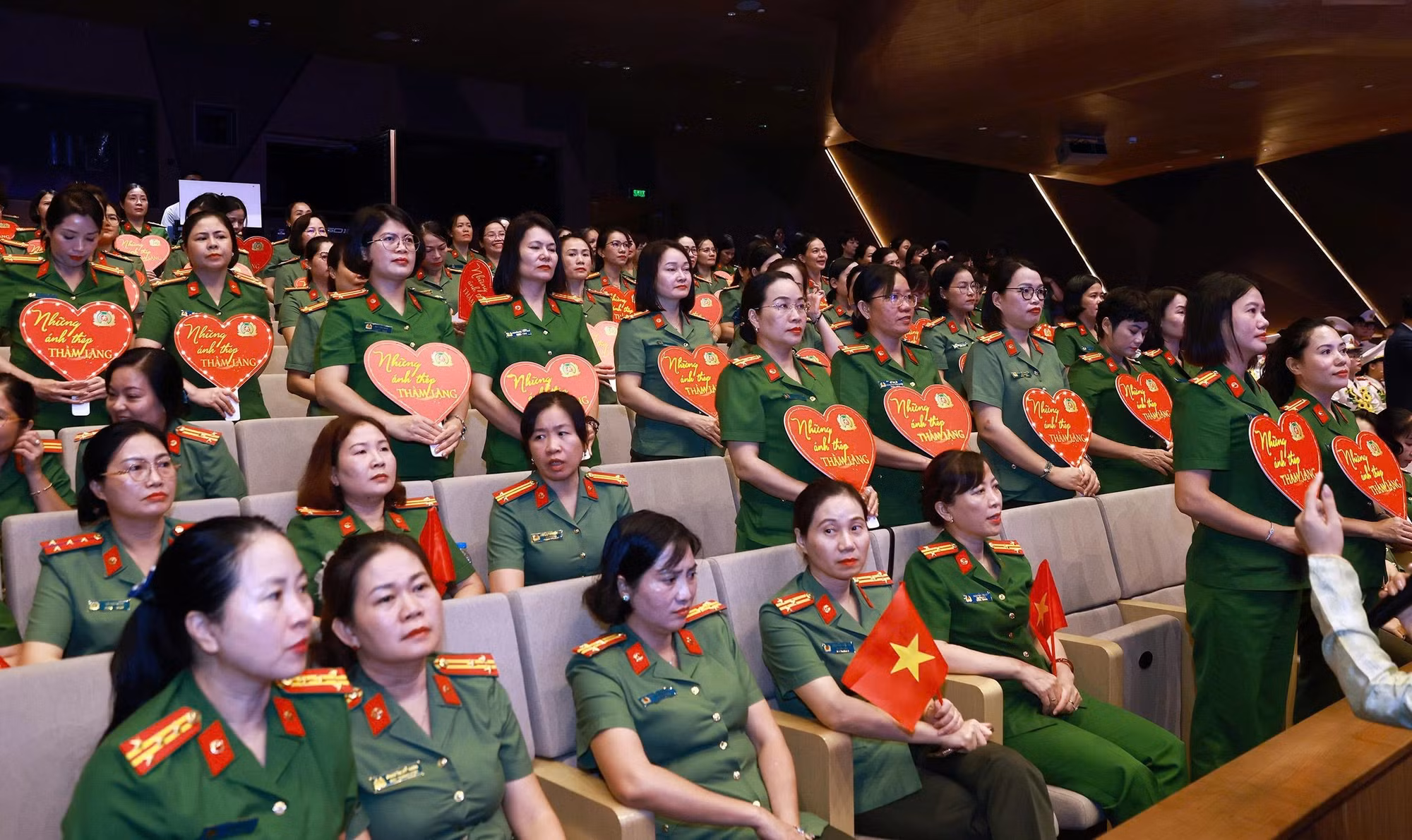 Các đại biểu dự chương trình.
