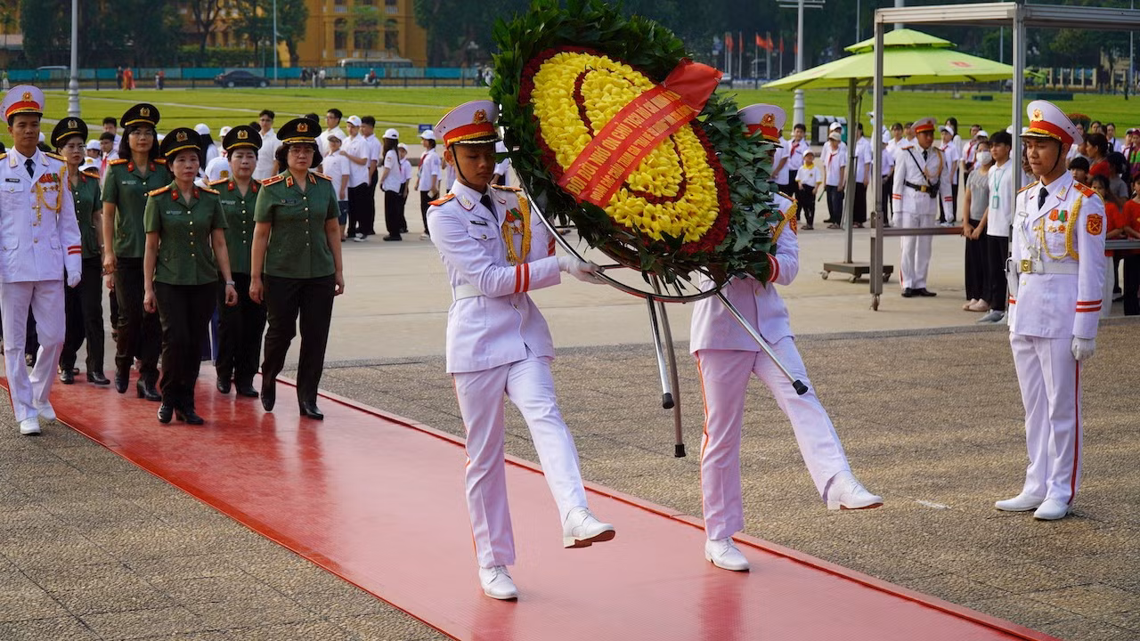 Thiếu tướng Ngô Hoài Thu dẫn đầu Đoàn vào Lăng viếng Bác.