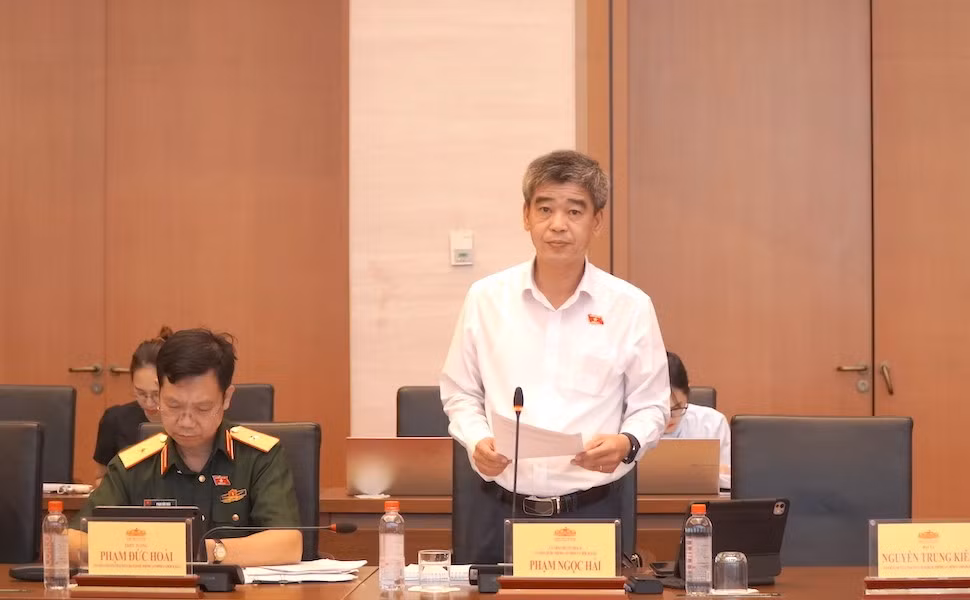 Ủy viên Thường trực Ủy ban QPANĐN Phạm Ngọc Hải trình bày báo cáo thẩm tra tại phiên họp.