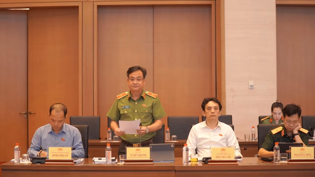 Thiếu tướng Vũ Huy Khánh, Ủy viên Ủy ban QPANĐN trình bày báo cáo thẩm tra dự án luật tại phiên họp.