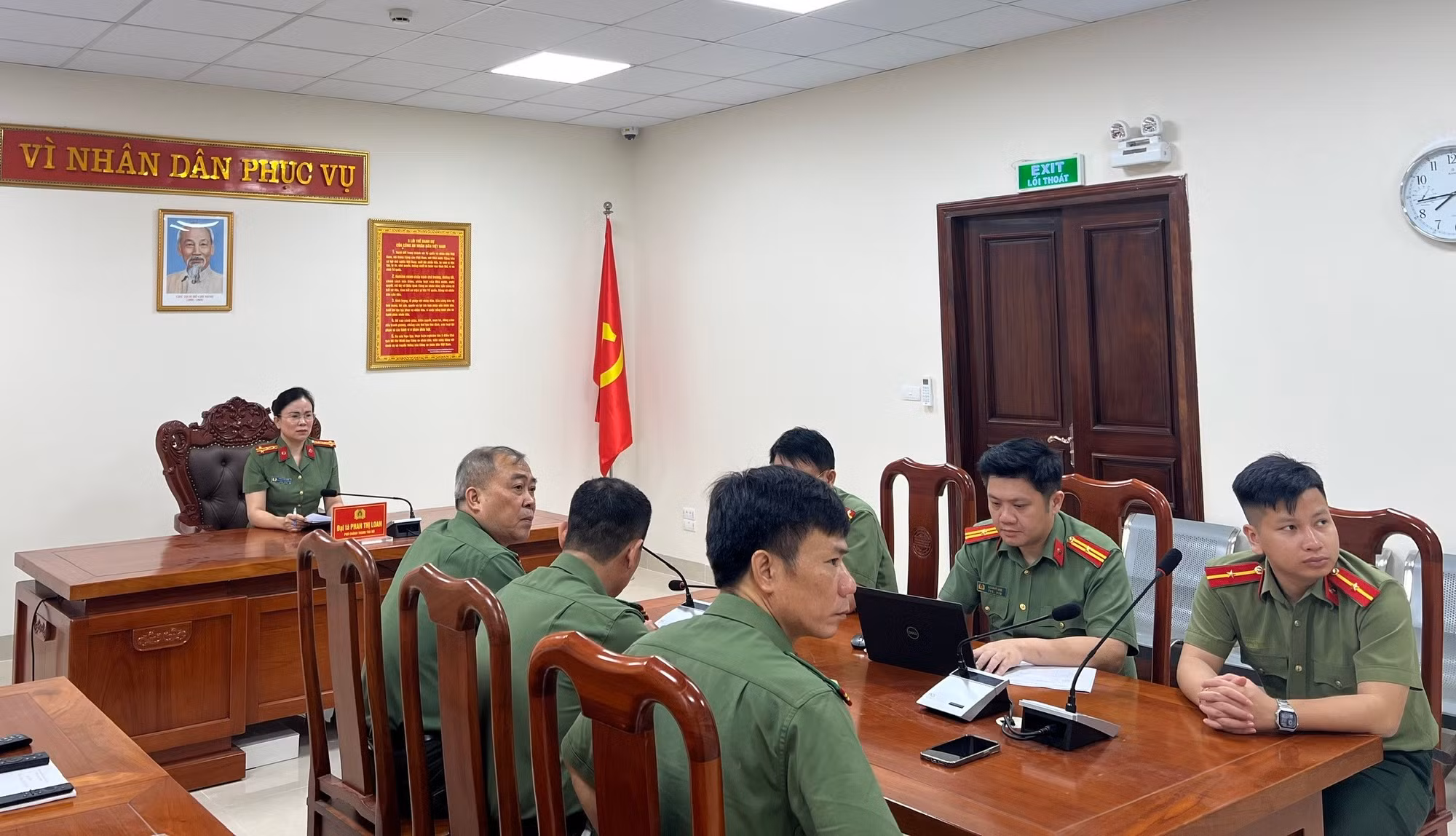c-loan-chu-tri-tiep-4036.jpg