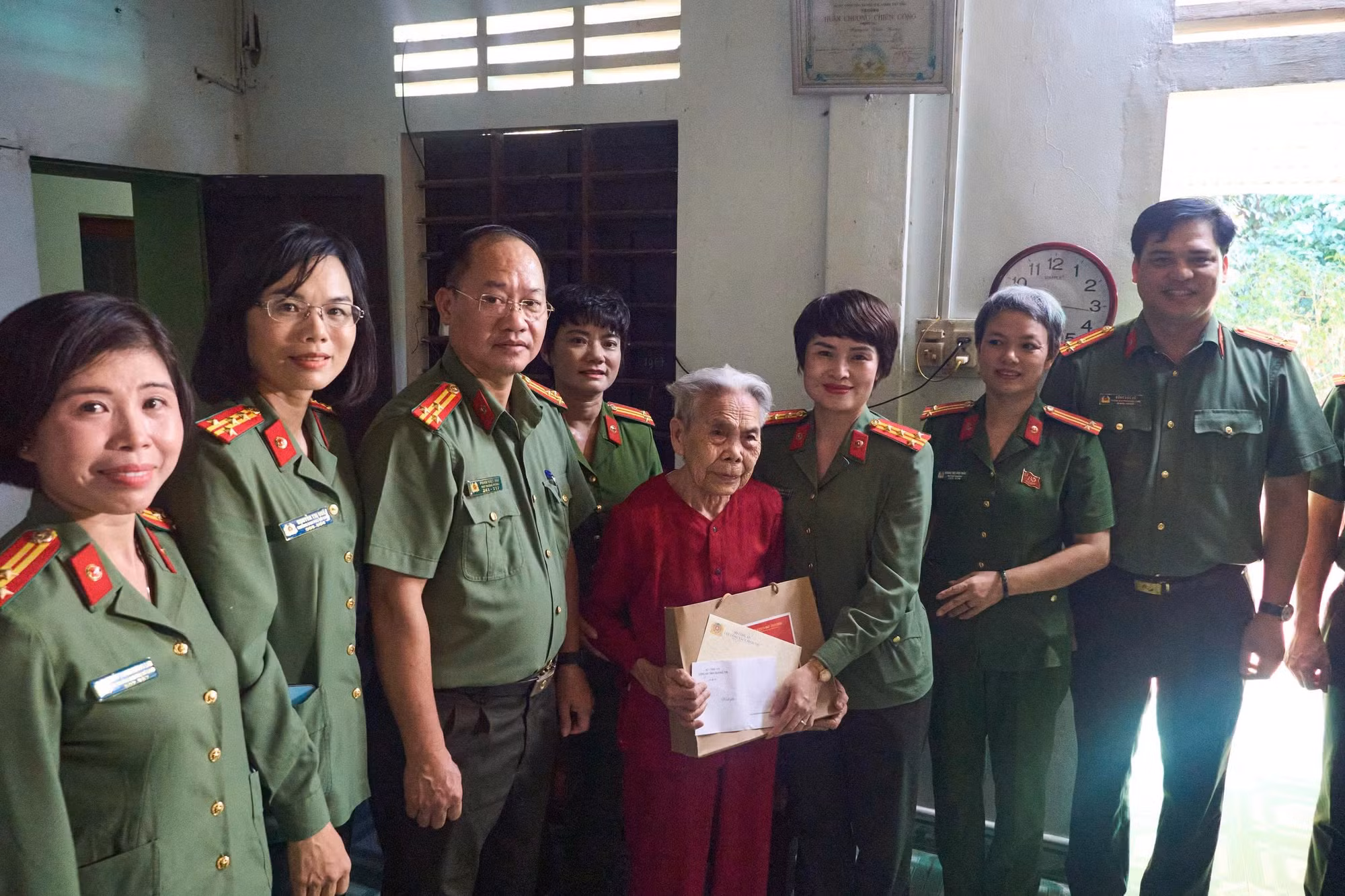 Đoàn công tác đến thăm hỏi, tặng quà tri ân Mẹ Việt Nam Anh hùng Ngô Thị Mừng tại xã Cửa Tùng.