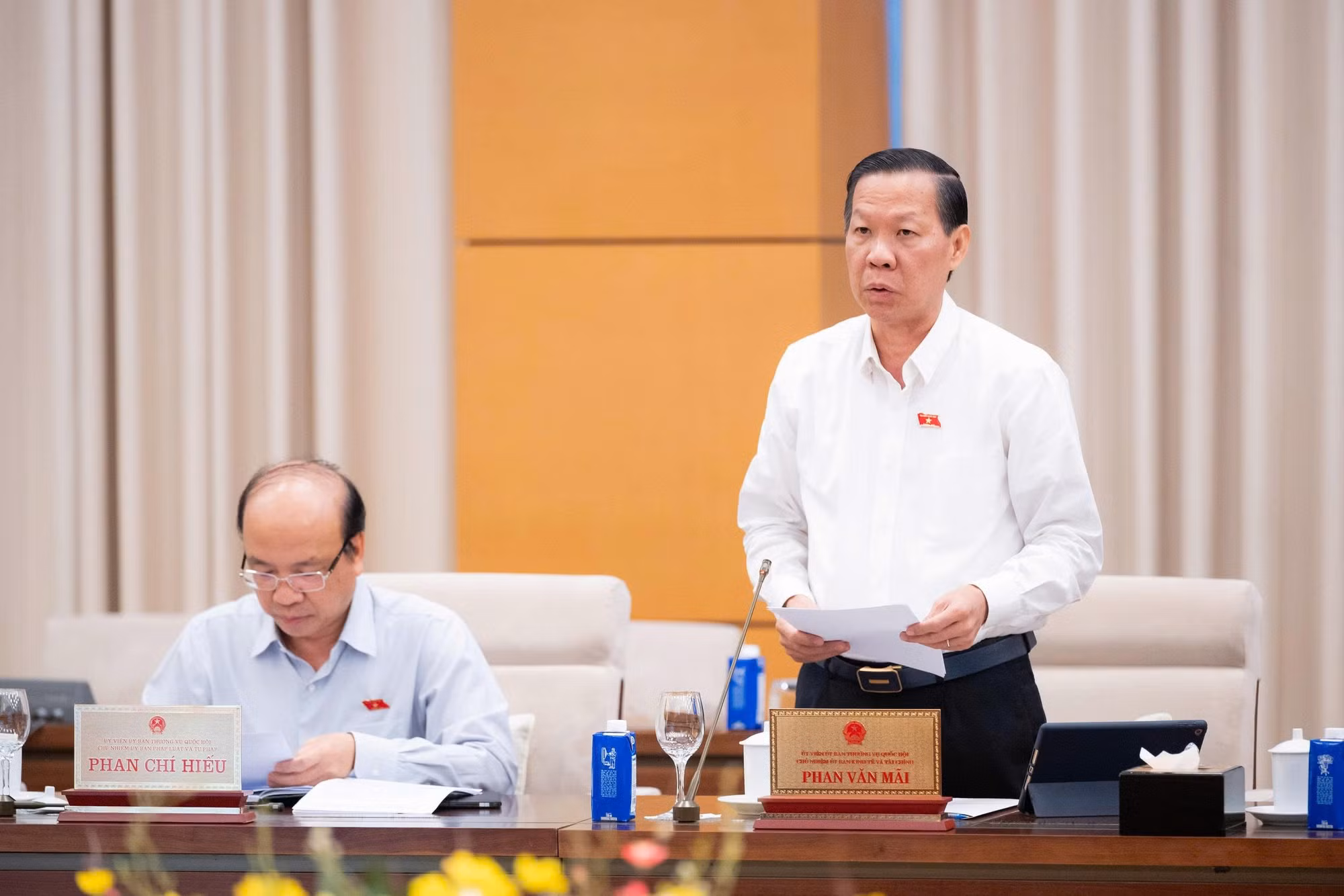Chủ nhiệm Ủy ban Kinh tế và Tài chính Phan Văn Mãi trình bày báo cáo tại phiên họp.