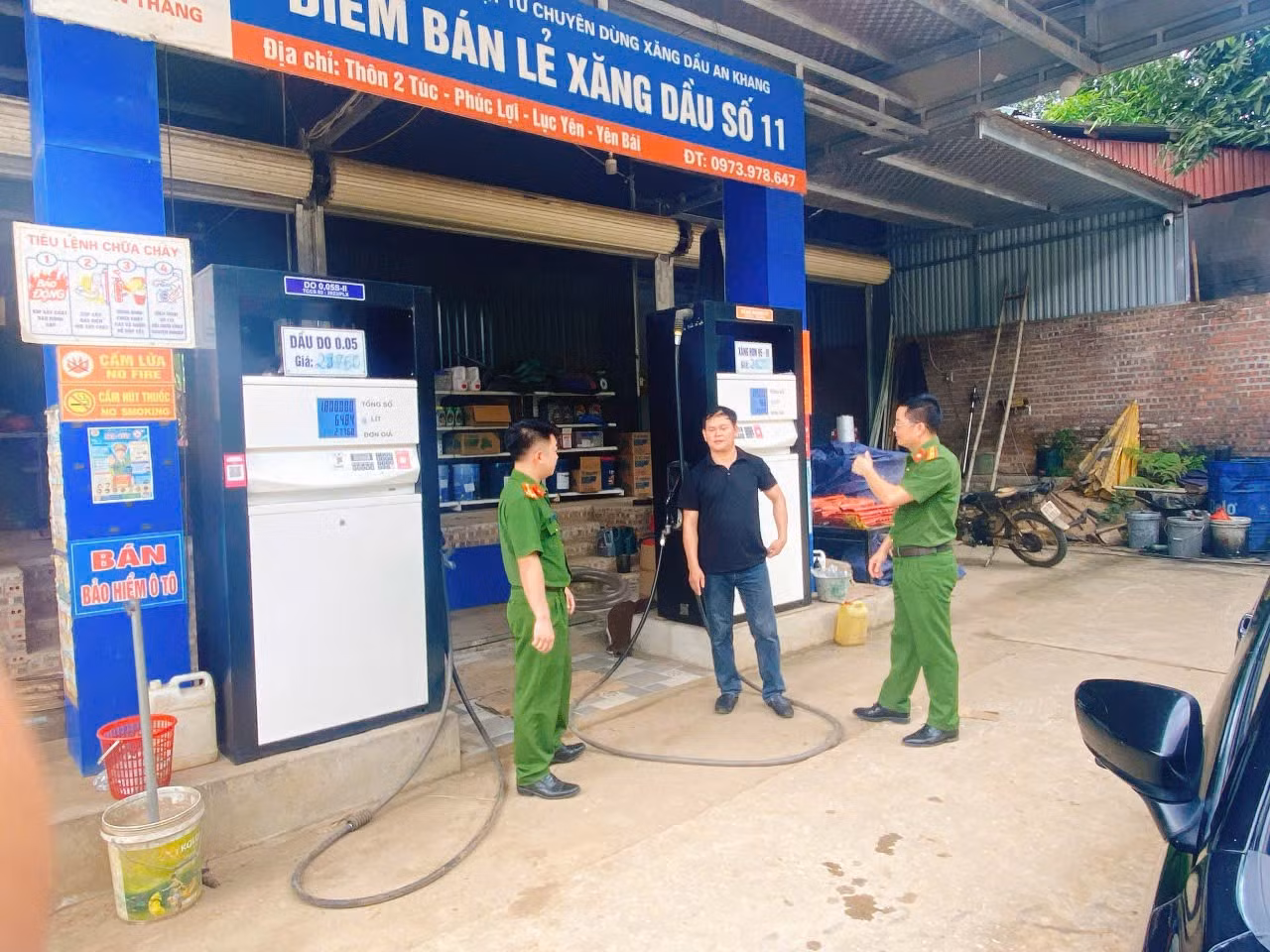 Công an xã đang trao đổi, động viên anh Triệu Văn Tuấn.