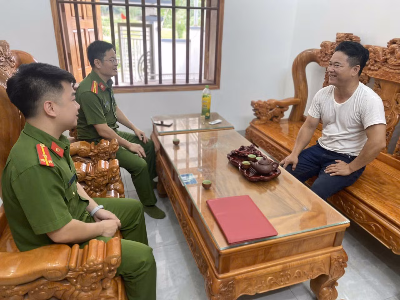 Cán bộ Công an xã Phúc Lợi gặp gỡ động viên anh Đặng Tấn Sửu.