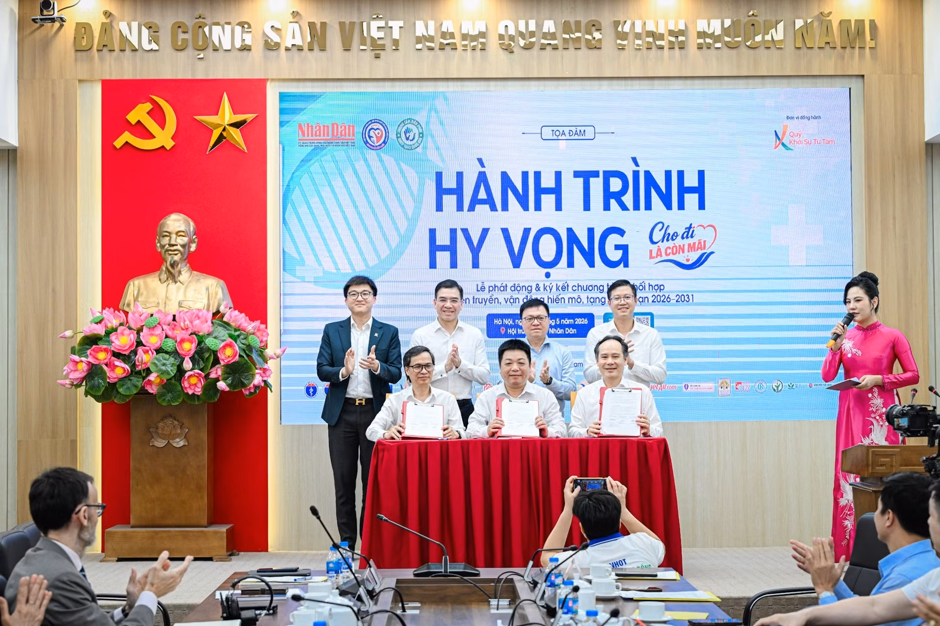 Đại diện Báo Nhân Dân, Trung tâm Điều phối Quốc gia về ghép bộ phận cơ thể người, Hội Vận động hiến mô, bộ phận cơ thể người Việt Nam ký kết hợp tác.