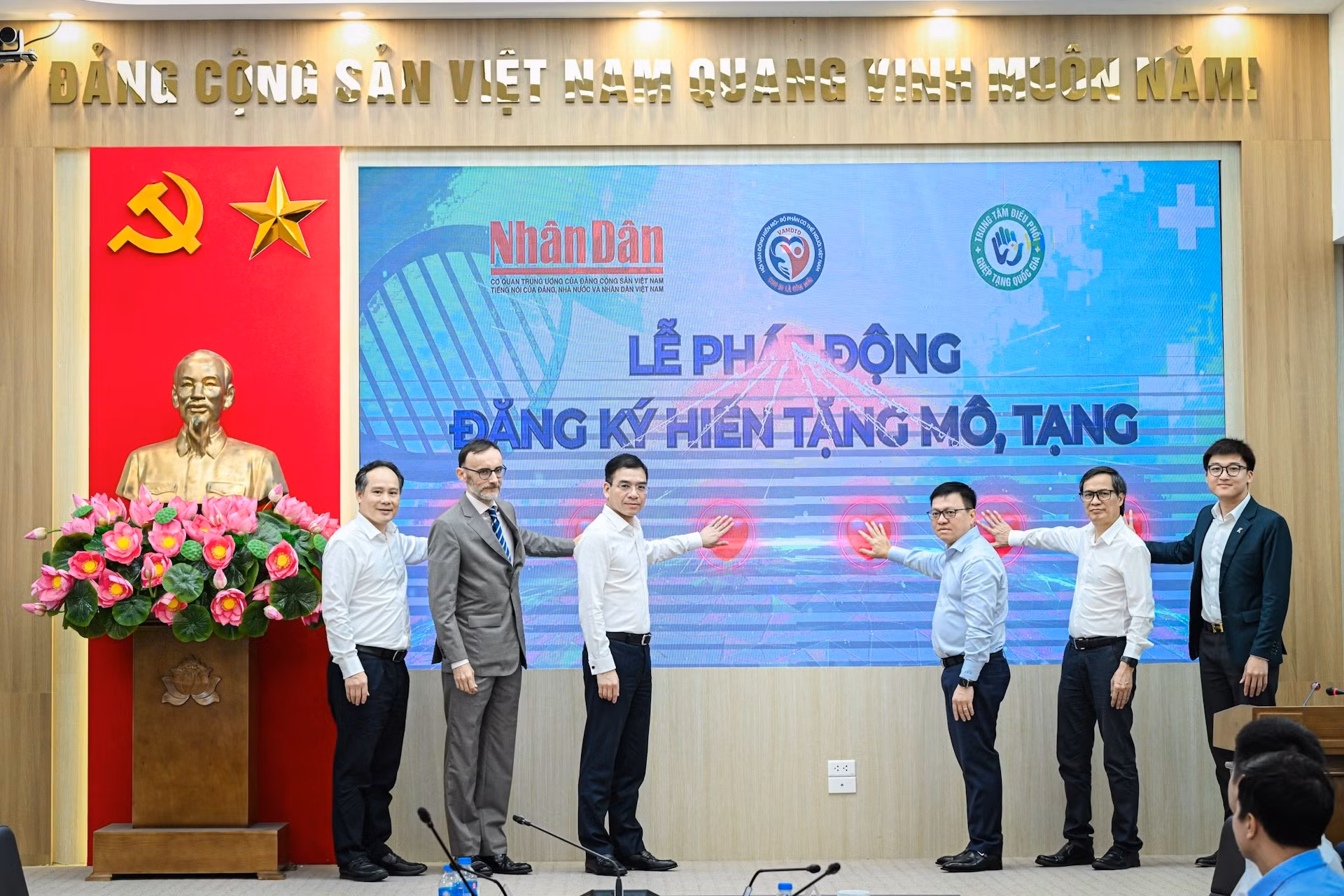 Các đại biểu nhấn nút phát động đăng ký hiến tặng mô, tạng.