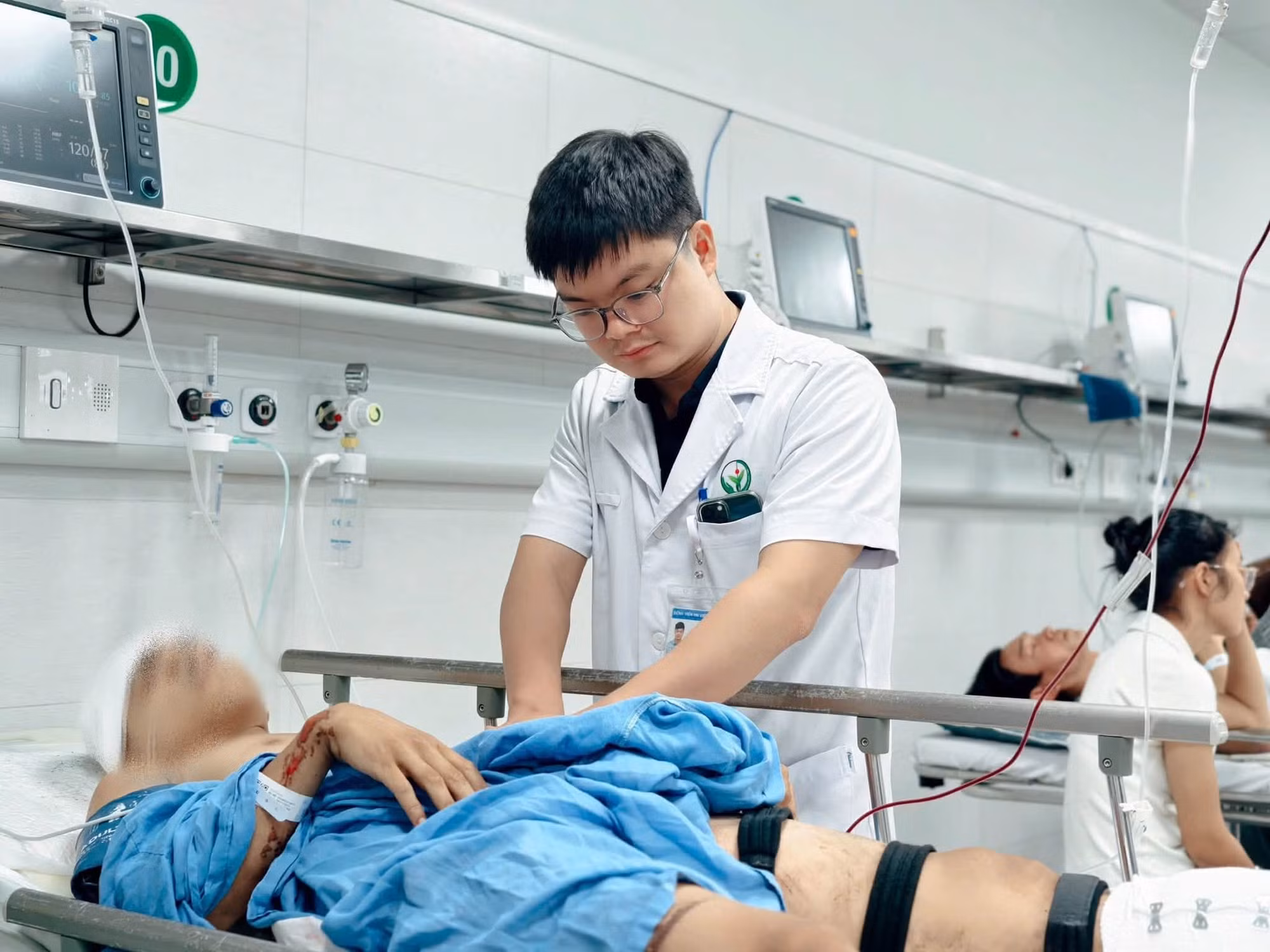 Nam bệnh nhân 18 tuổi được các bác sĩ hồi sức tích cực.