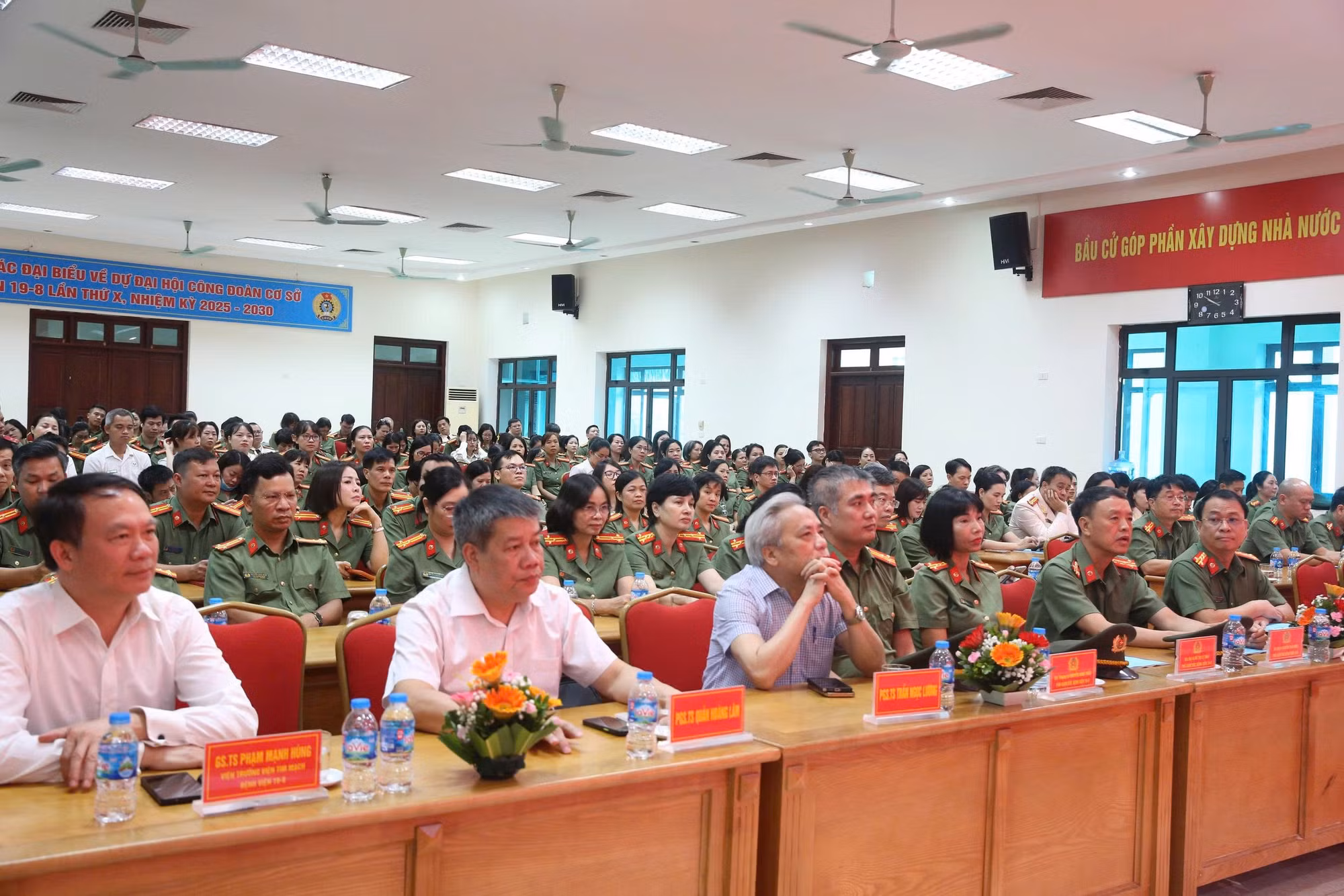 hoi-nghi-2.jpg