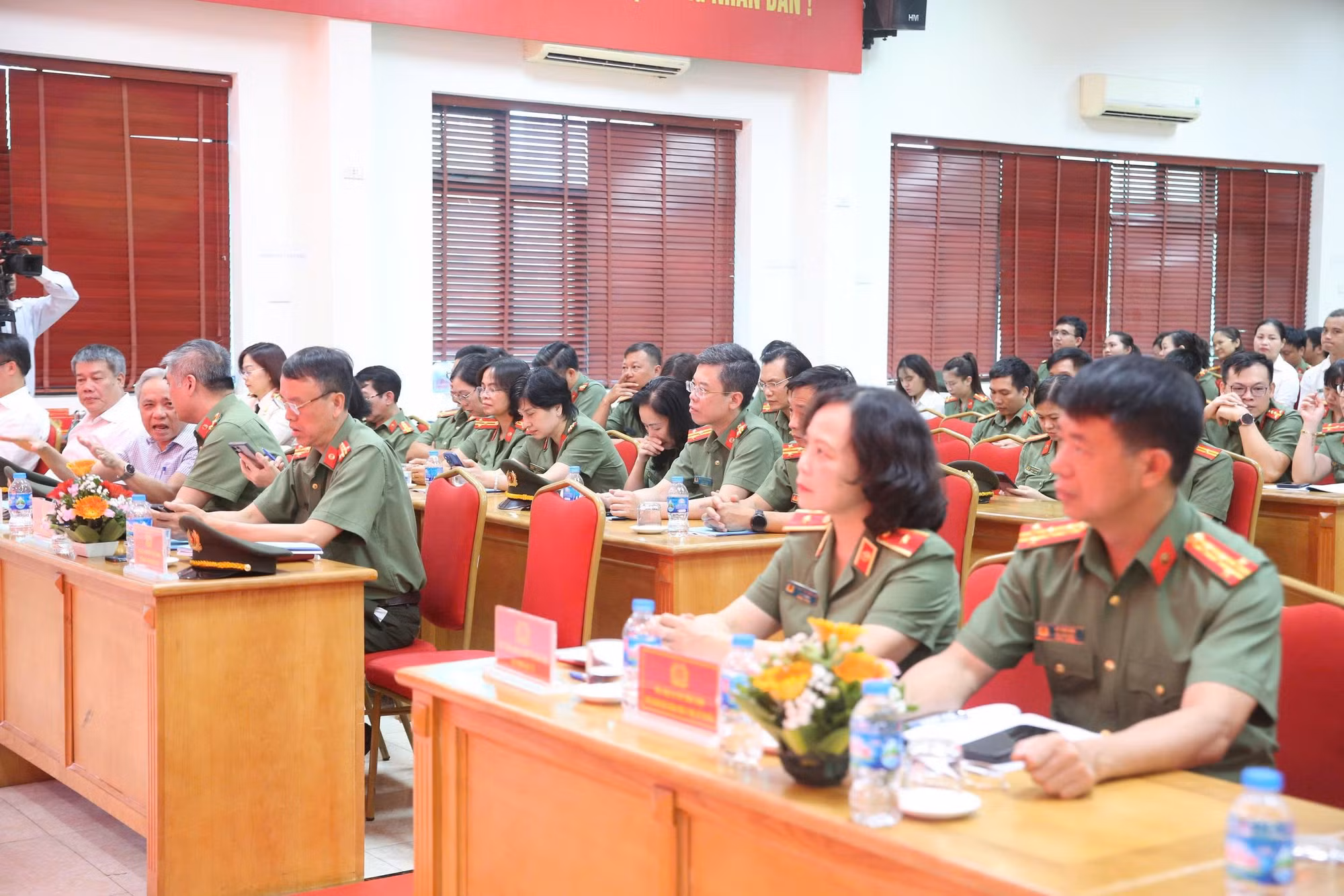 hoi-nghi-6.jpg